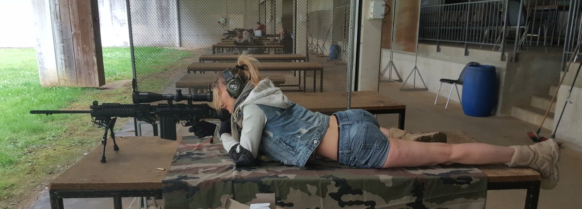 Tir en position allong� en stand de tir � 100m, le L1A1 a une tr�s bonne stabilit� de tir de par l'ajout d'un bipied et un excellent groupement.