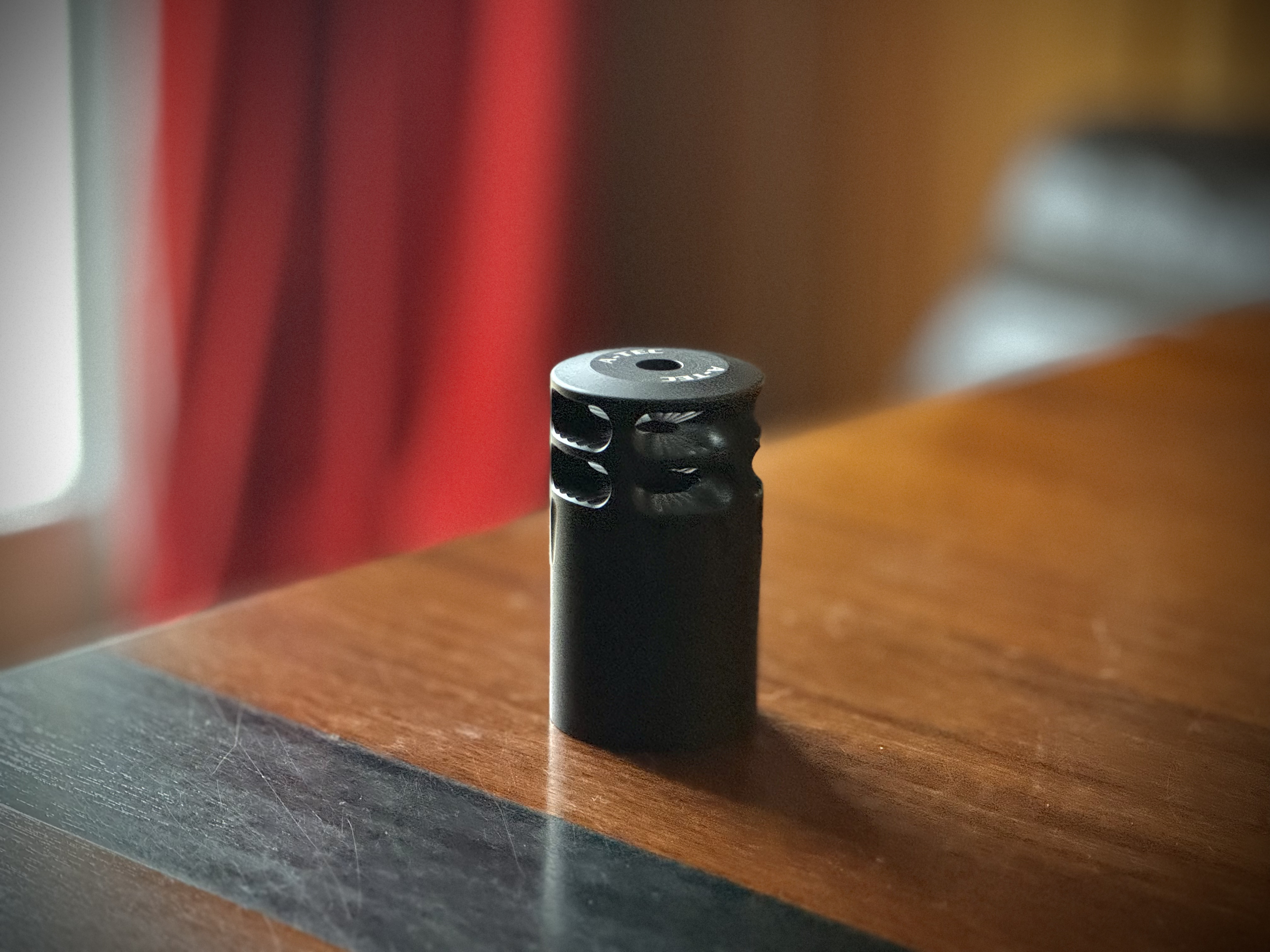 le capot avec cache-flamme / frein de bouche