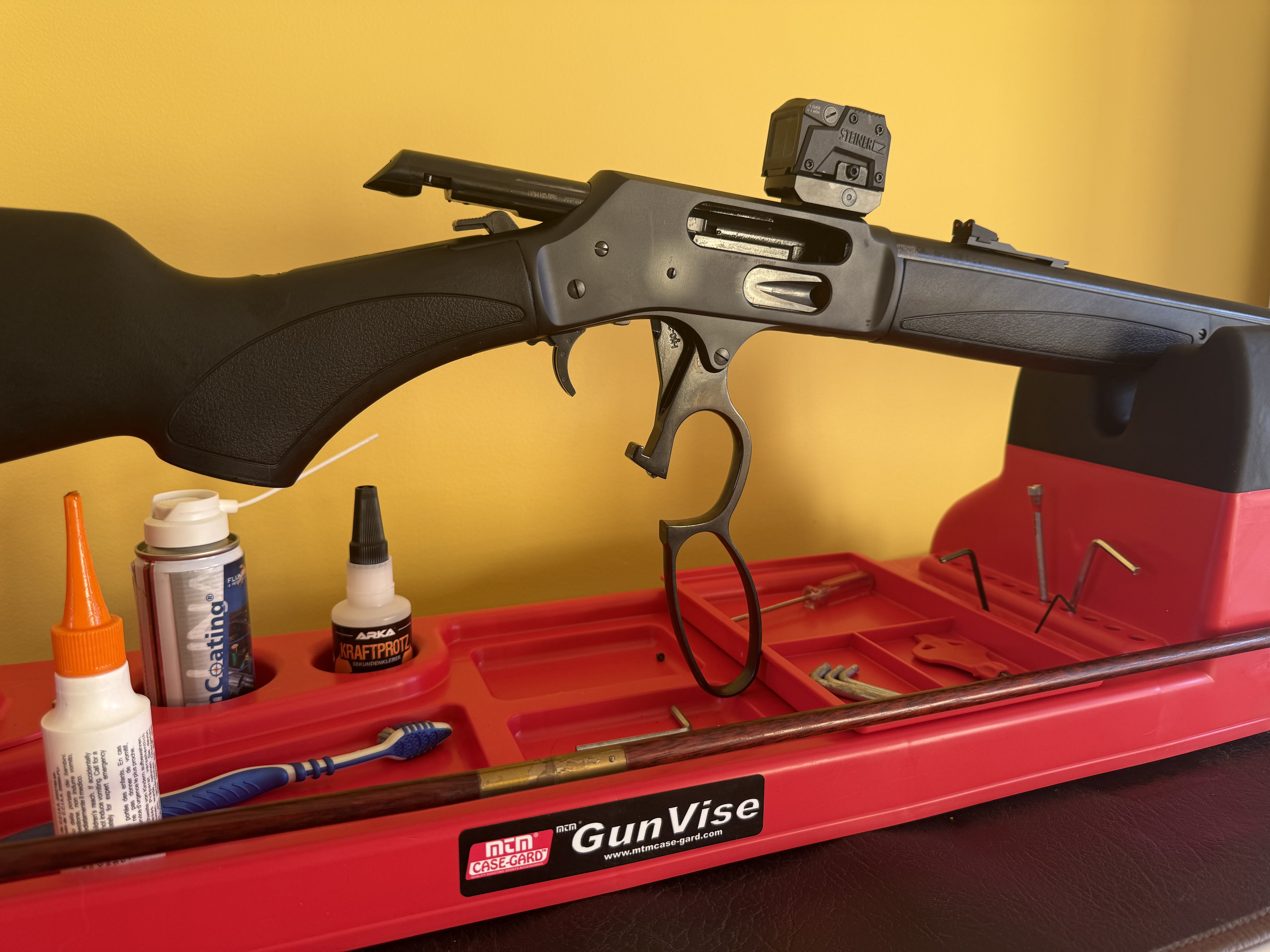 Le Gun Vise 30 n'est pas un gadget de comptoir : c'est un vrai poste d'entretien compact pens� pour les armes longues. Il permet, par exemple, de nettoyer une arme � levier de sous-garde ouverte.