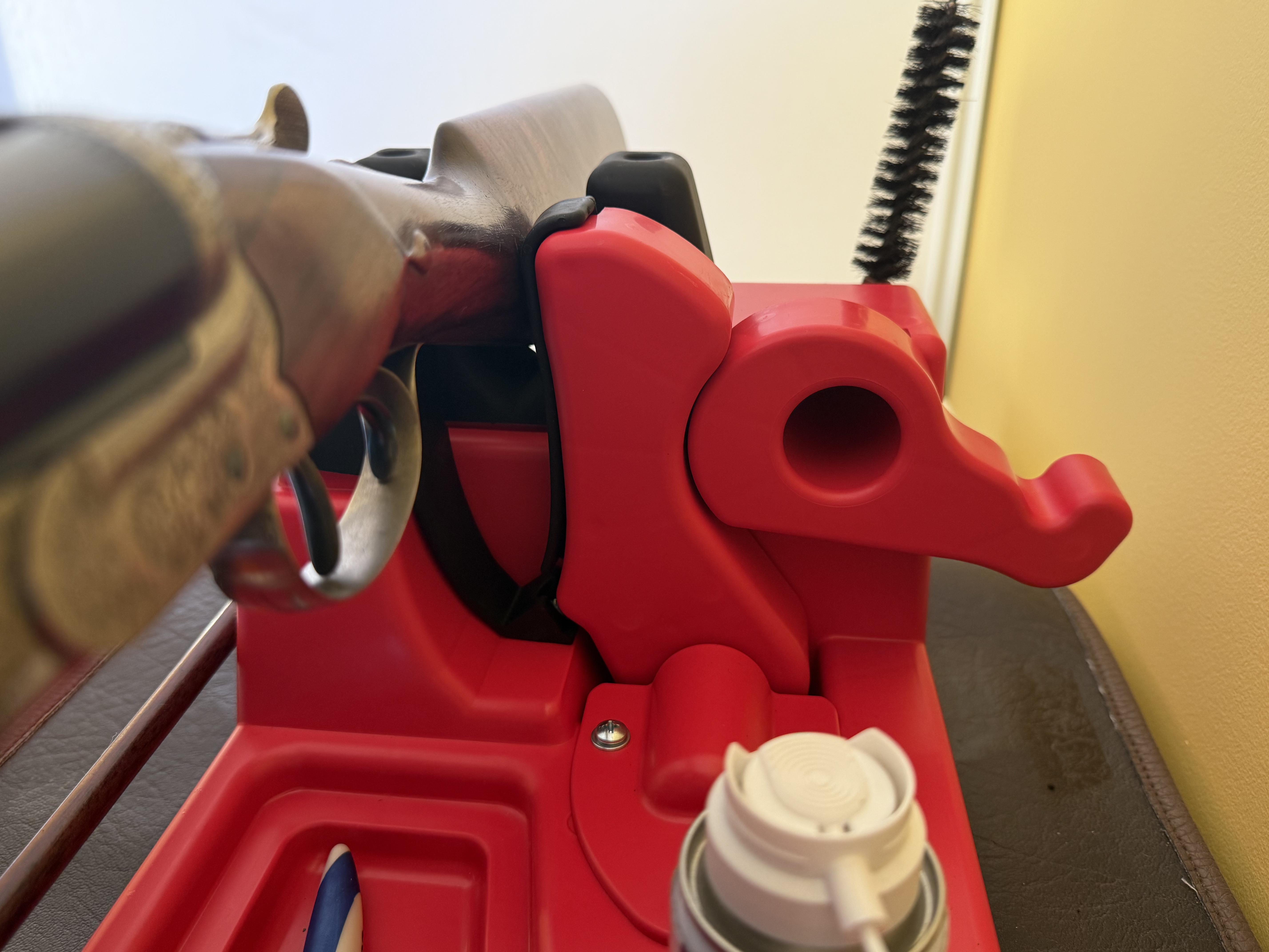 Les points de contact caoutchout�s limitent les risques de marquage sur les crosses en bois comme sur les synth�tiques.