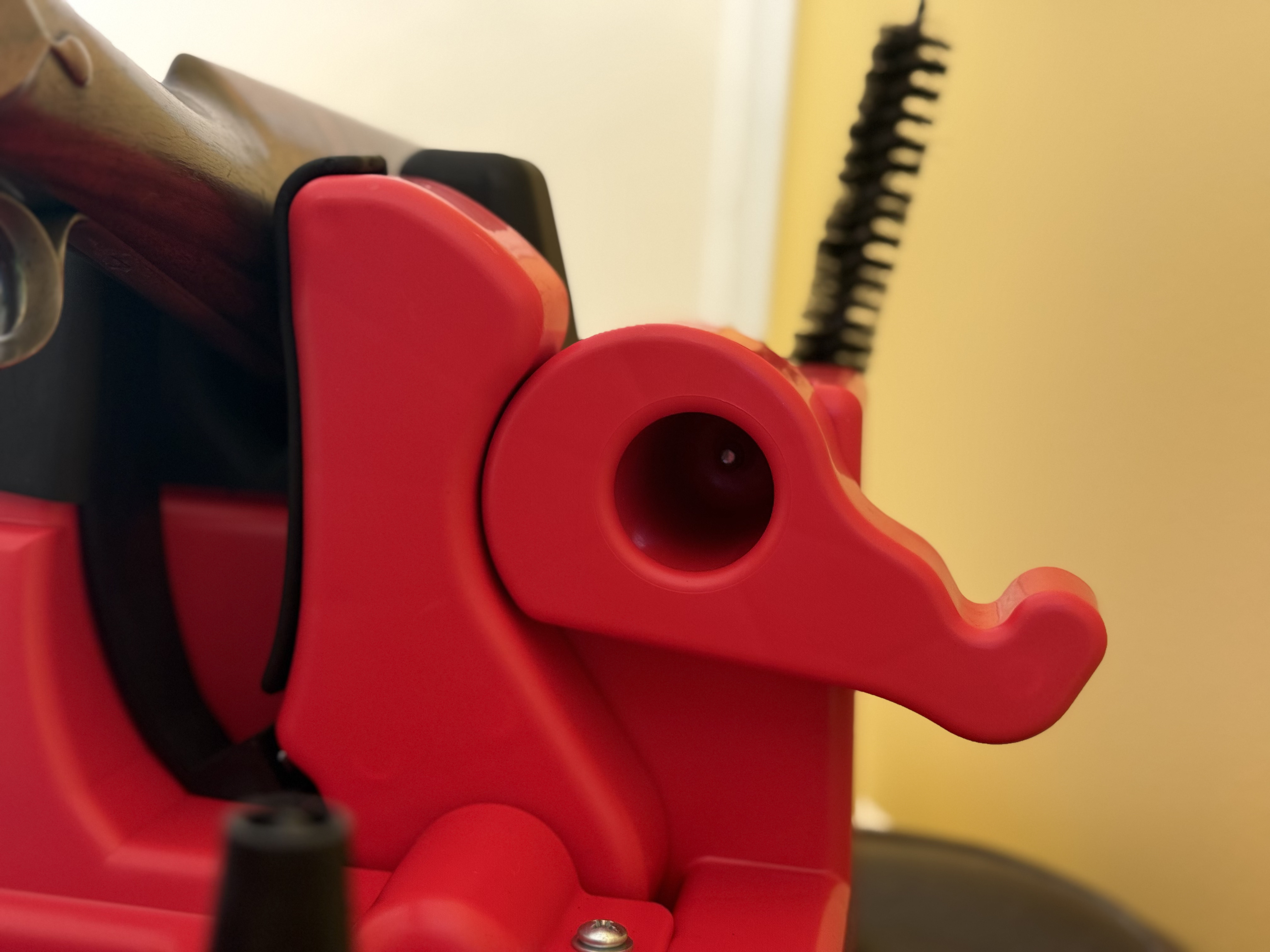 Le serrage par levier � came, ici en gros plan, n'est pas tr�s sophistiqu�, mais il permet d'immobiliser l'arme correctement.