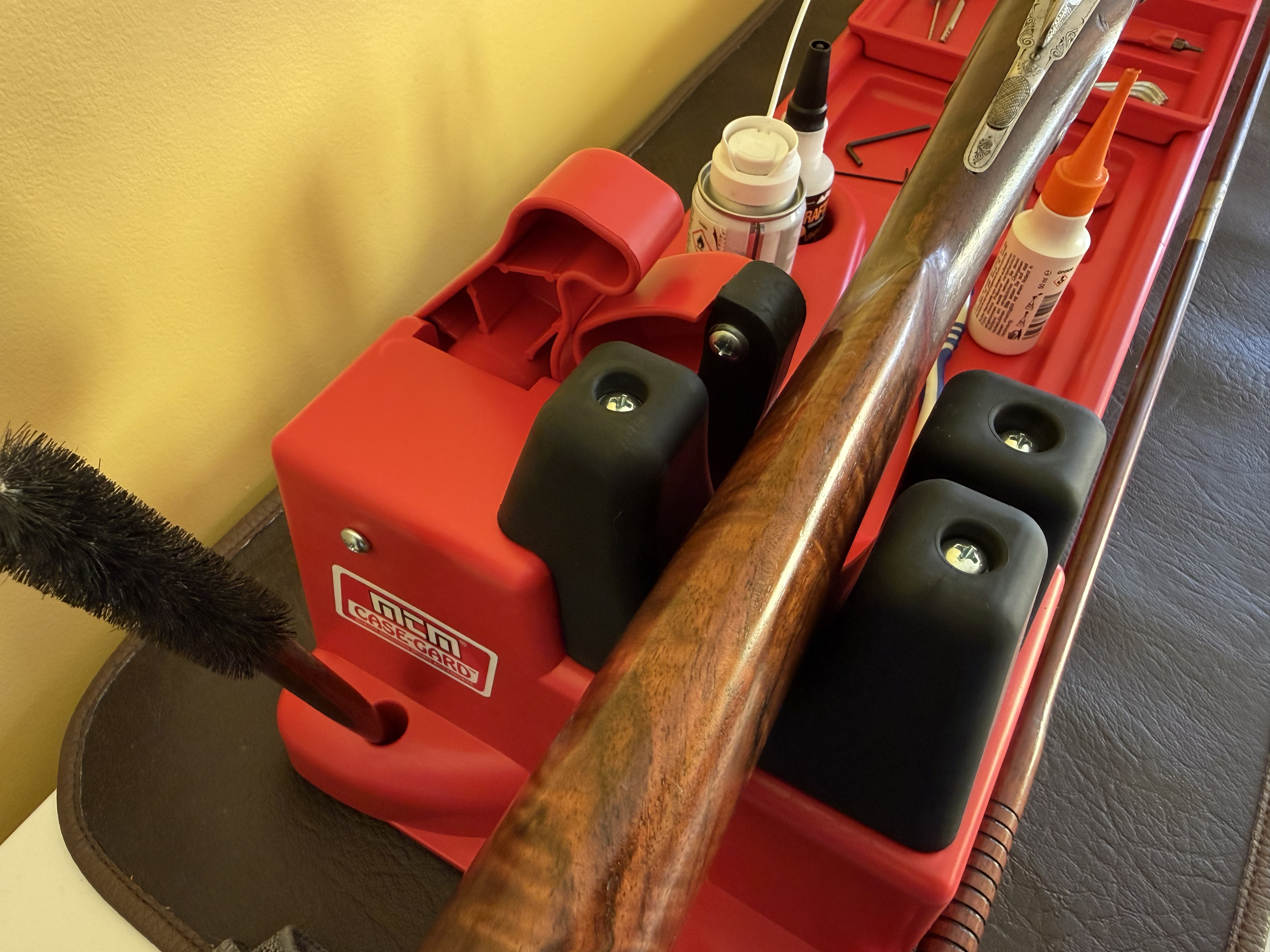 La seconde fourche arri�re donne � l'arme un angle de travail plus favorable pour le nettoyage du canon.