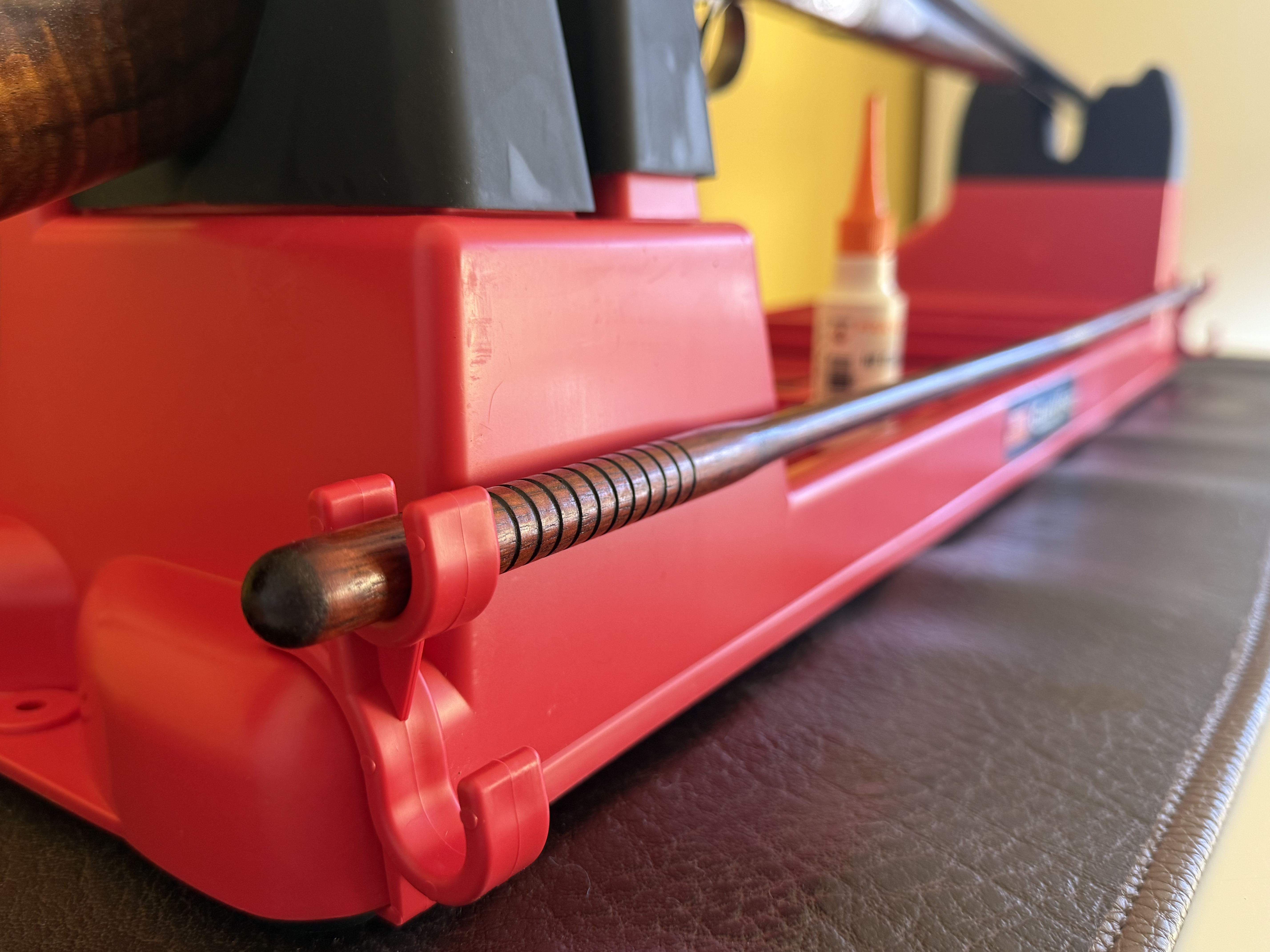 Deux astucieux porte-baguettes permettent d'avoir ces derni�res directement accessibles.