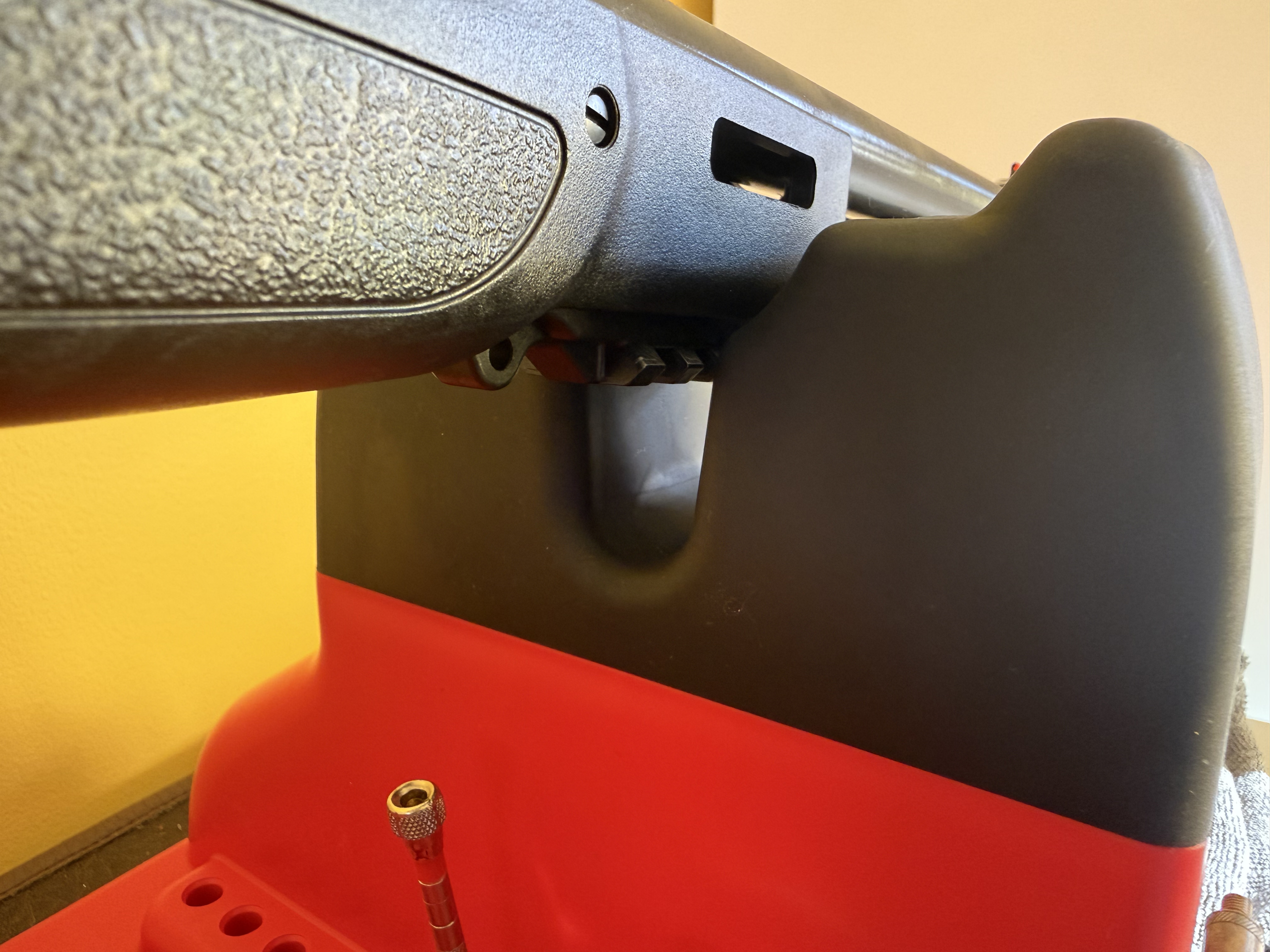 Une goutti�re usin�e dans la fourche avant permet de poser une arme � canon simple, juxtapos� ou superpos�, m�me avec une grenadi�re ou un rail, comme ici.