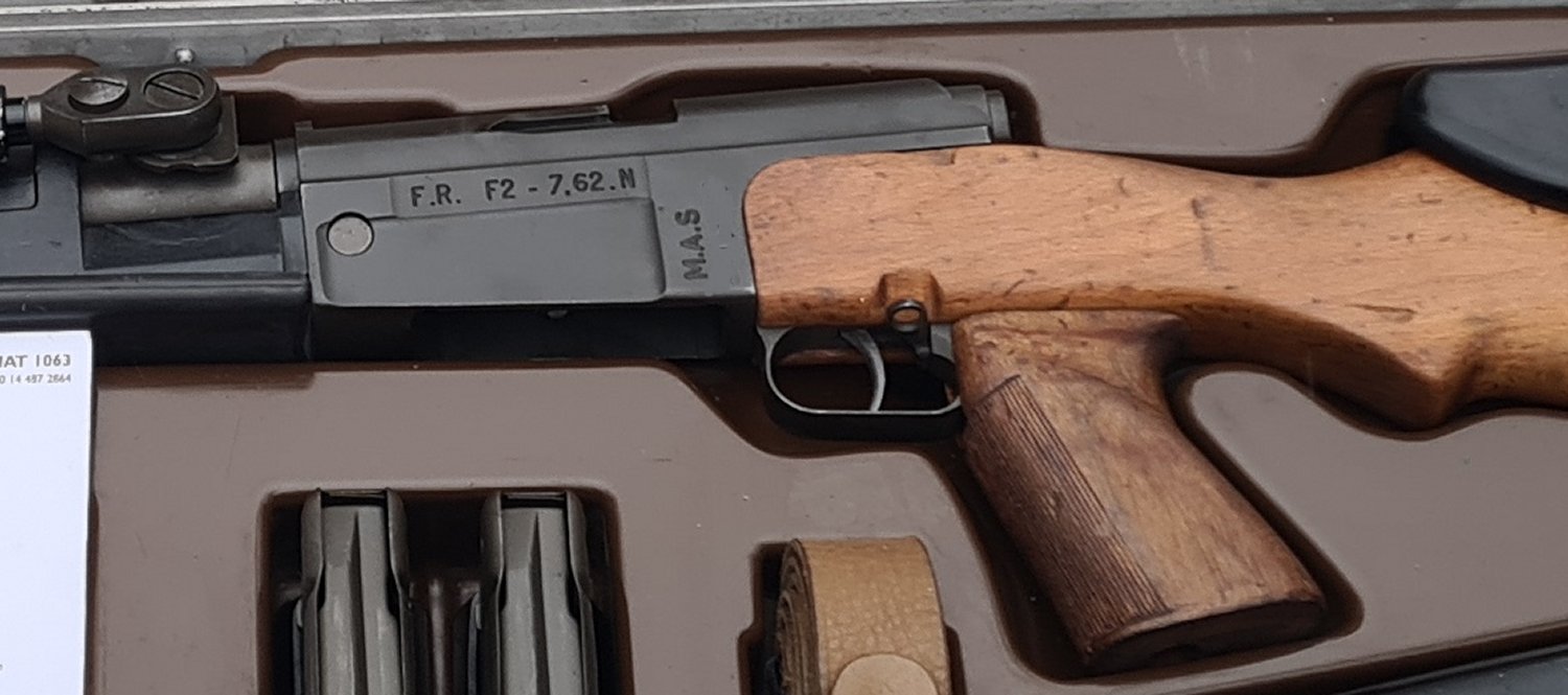Le marquage inscrit sur le boitier du FRF2 indique le nom de l_arme, FRF2, et le calibre, 7.62 N, ainsi que son fabricant MAS.