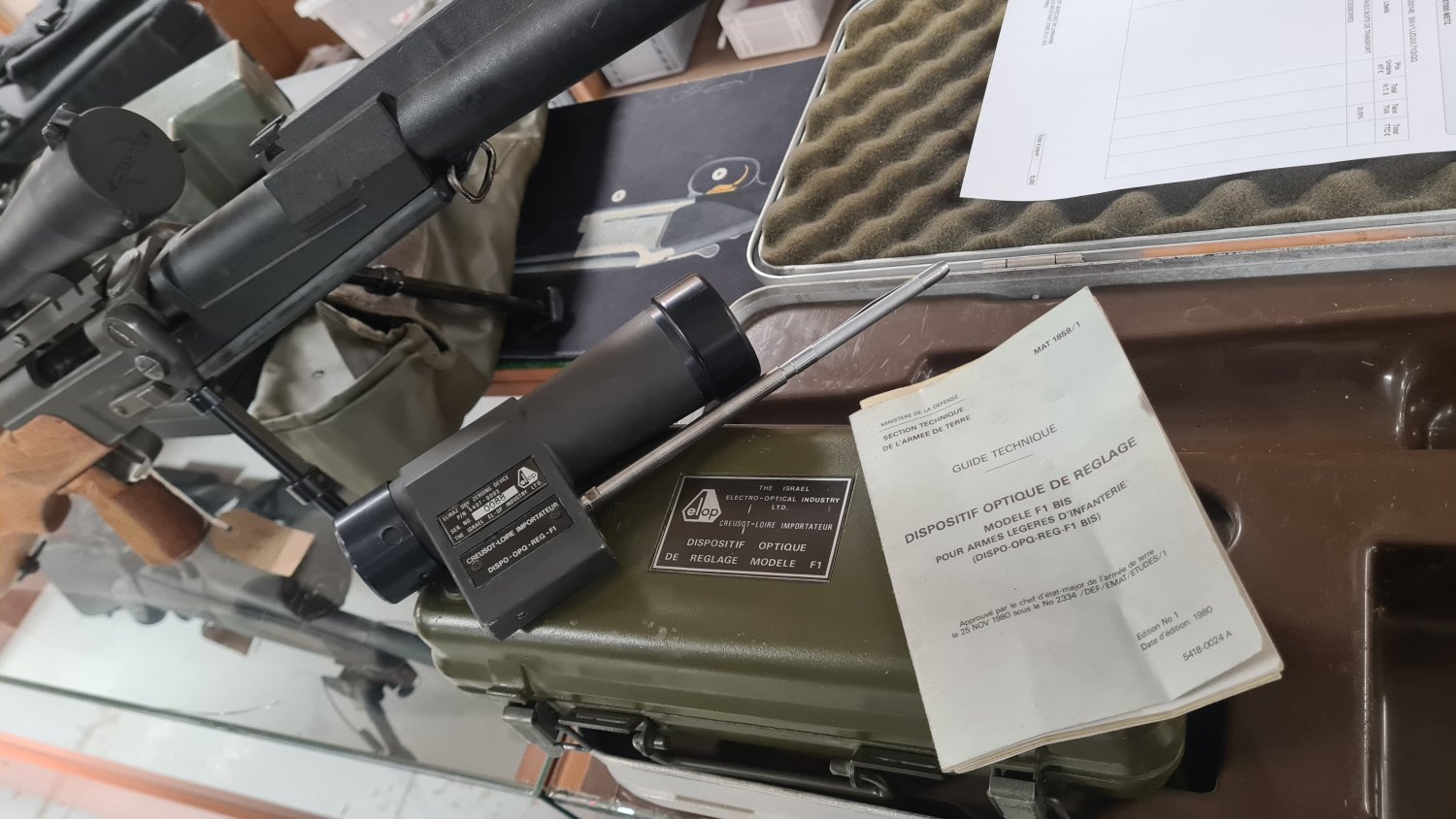 Vue du dispositif optique de r�glage modele F1, nomm�e �galement collimateur permettant d'harmoniser le couple arme - optique