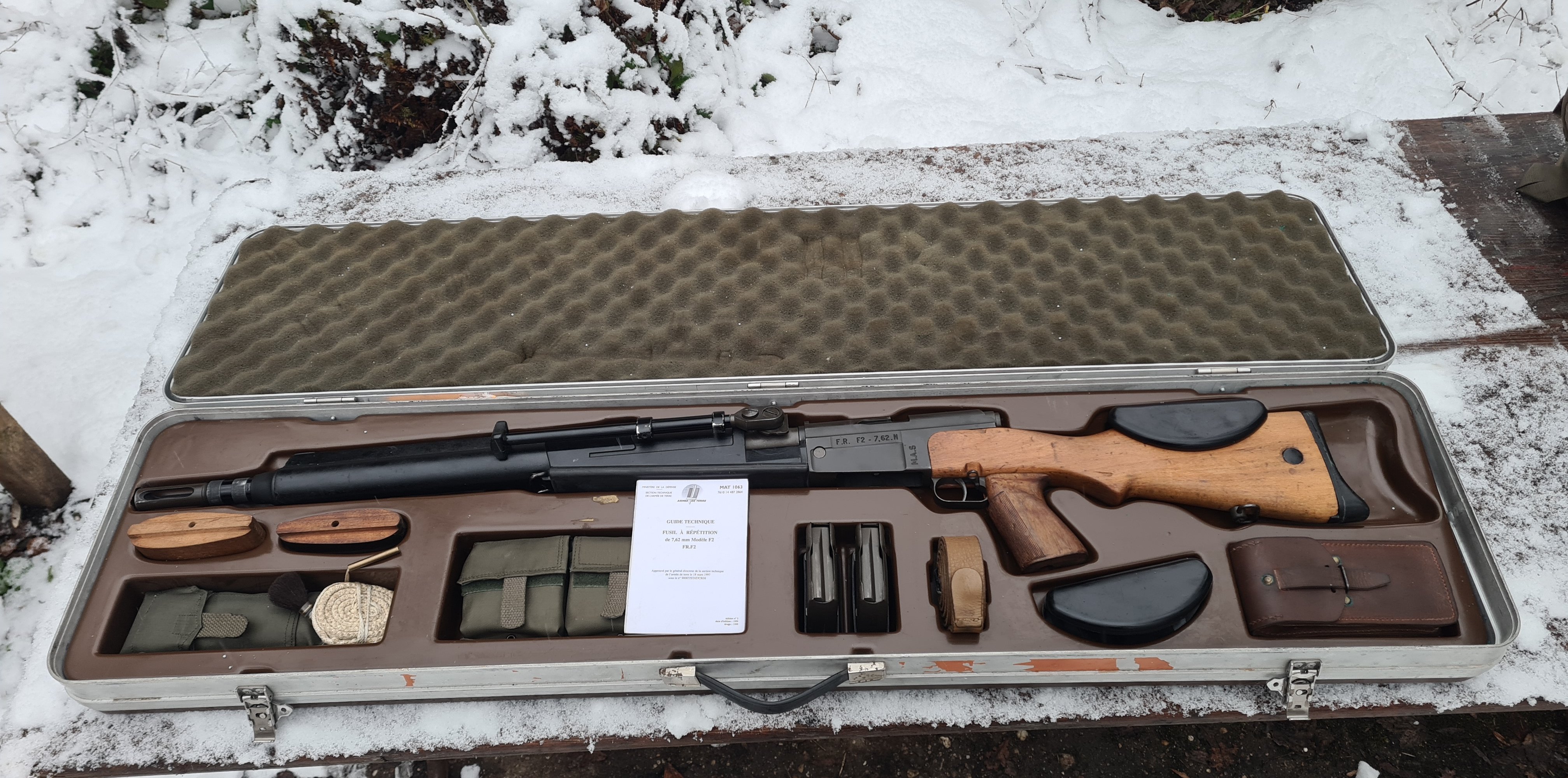 Malette de transport du FRF2 avec diff�rents accessoires, appui joue, entretoise, chargeur, porte chargeur, sangle et le kit de nettoyage U.C.