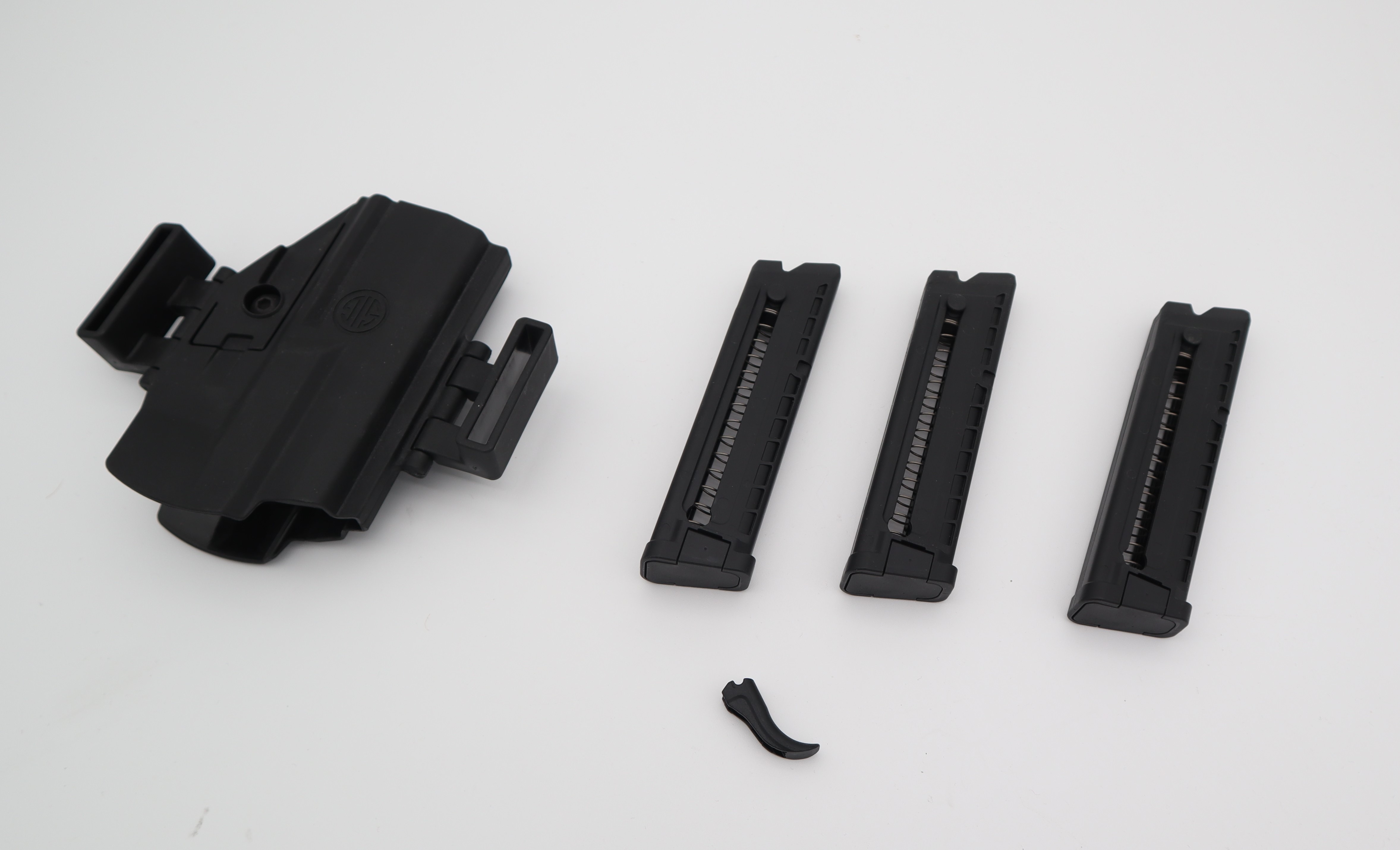 un holster, une queue de d�tente courb�e et trois chargeurs.