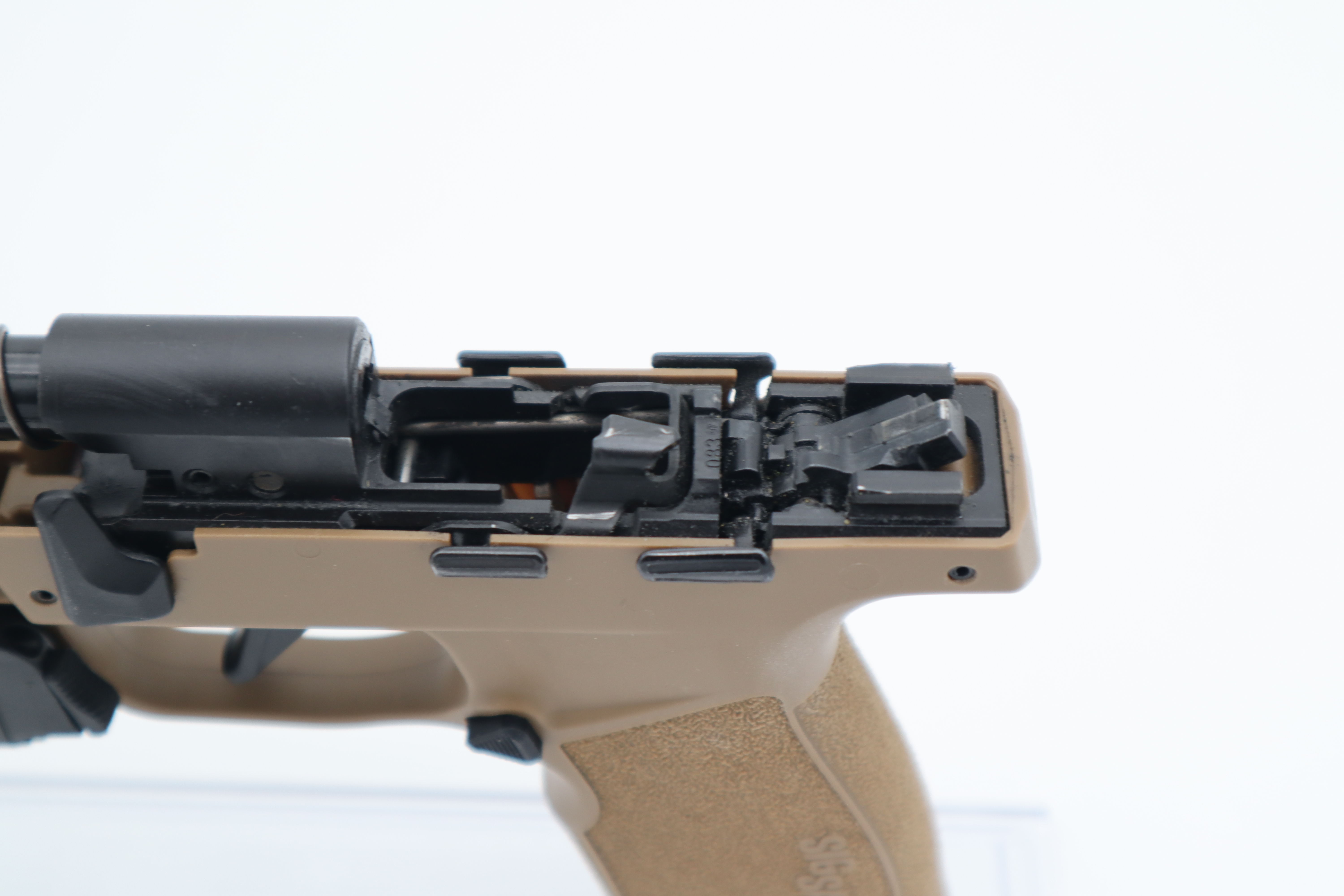 un marteau et un canon fixe