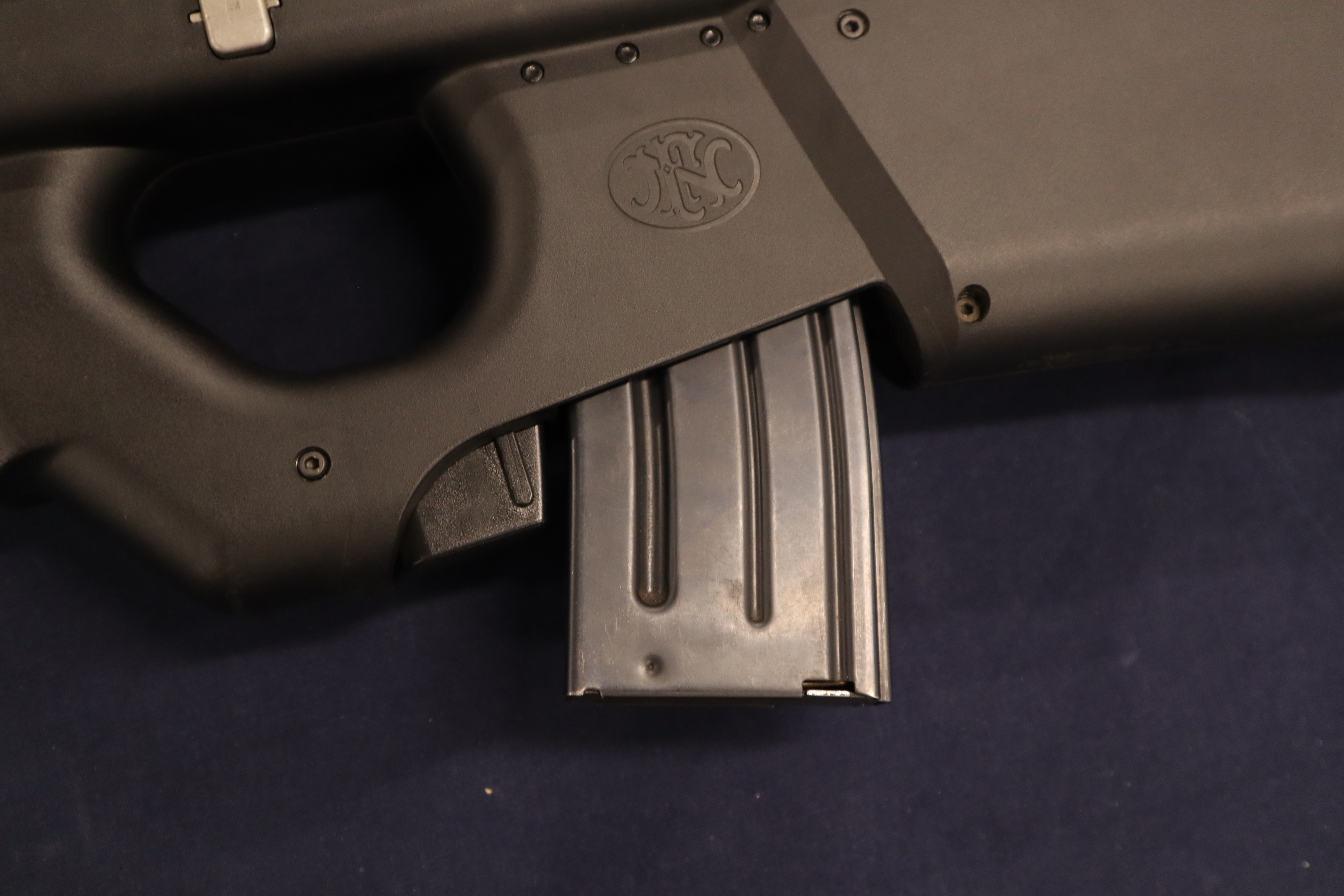 L'arme est uniquement compatible avec les chargeurs STANAG pour conserver son �tanch�it�.