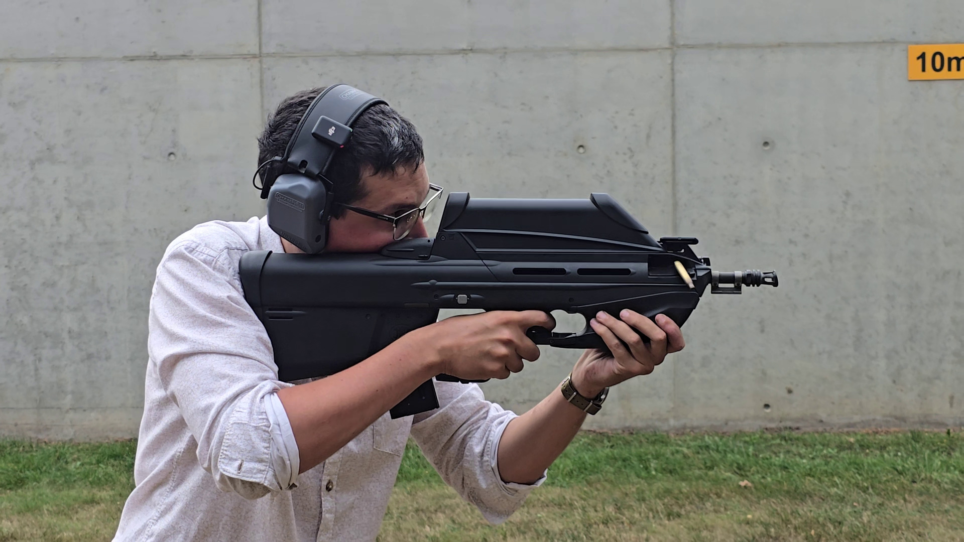 Au tir, le recul est assez franc par rapport aux autres fusils d'assaut en 5,56x45 mm.