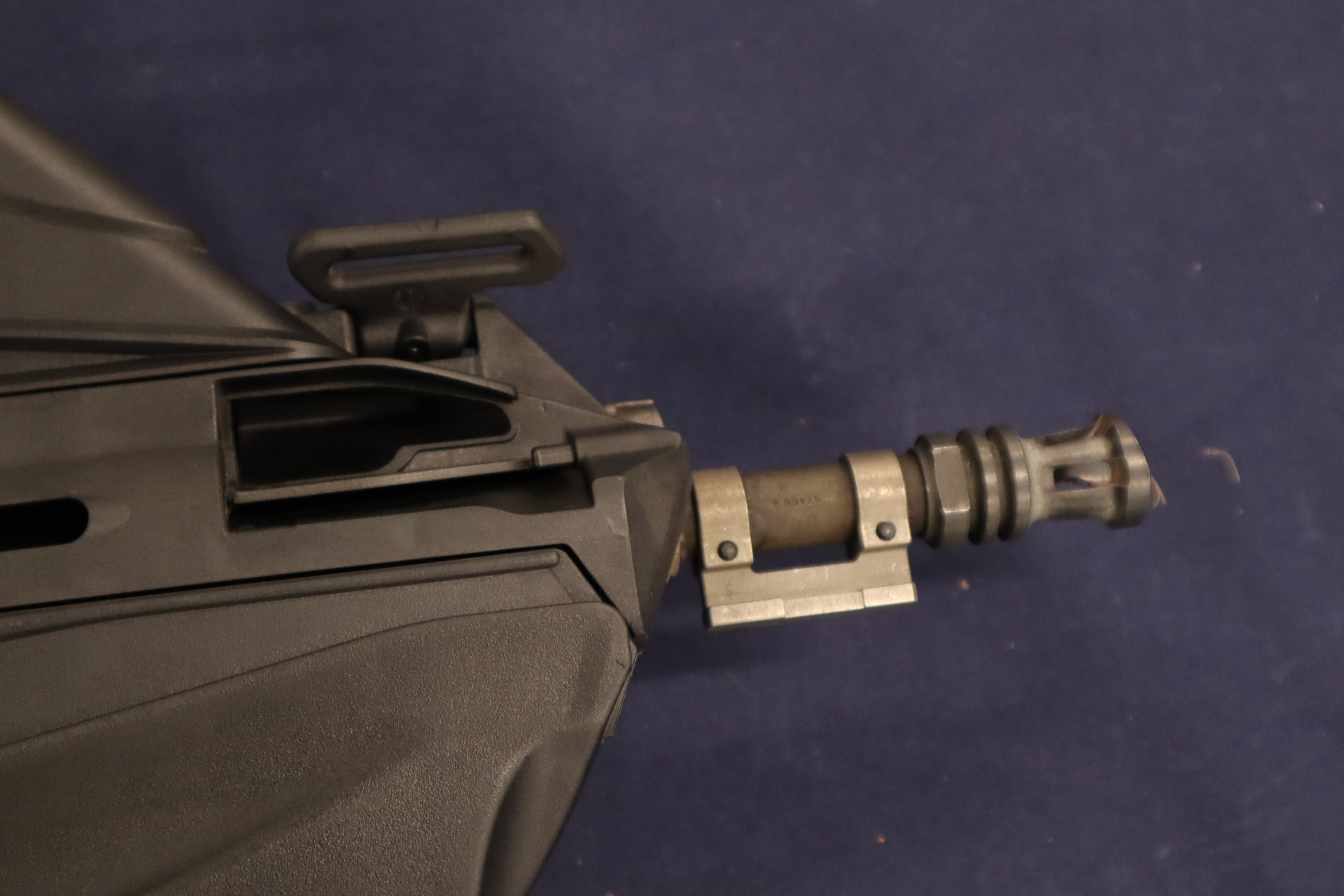 Le port d'�jection est situ� � l'avant, et cet exemplaire dispose d'un tenon de ba�onnette.