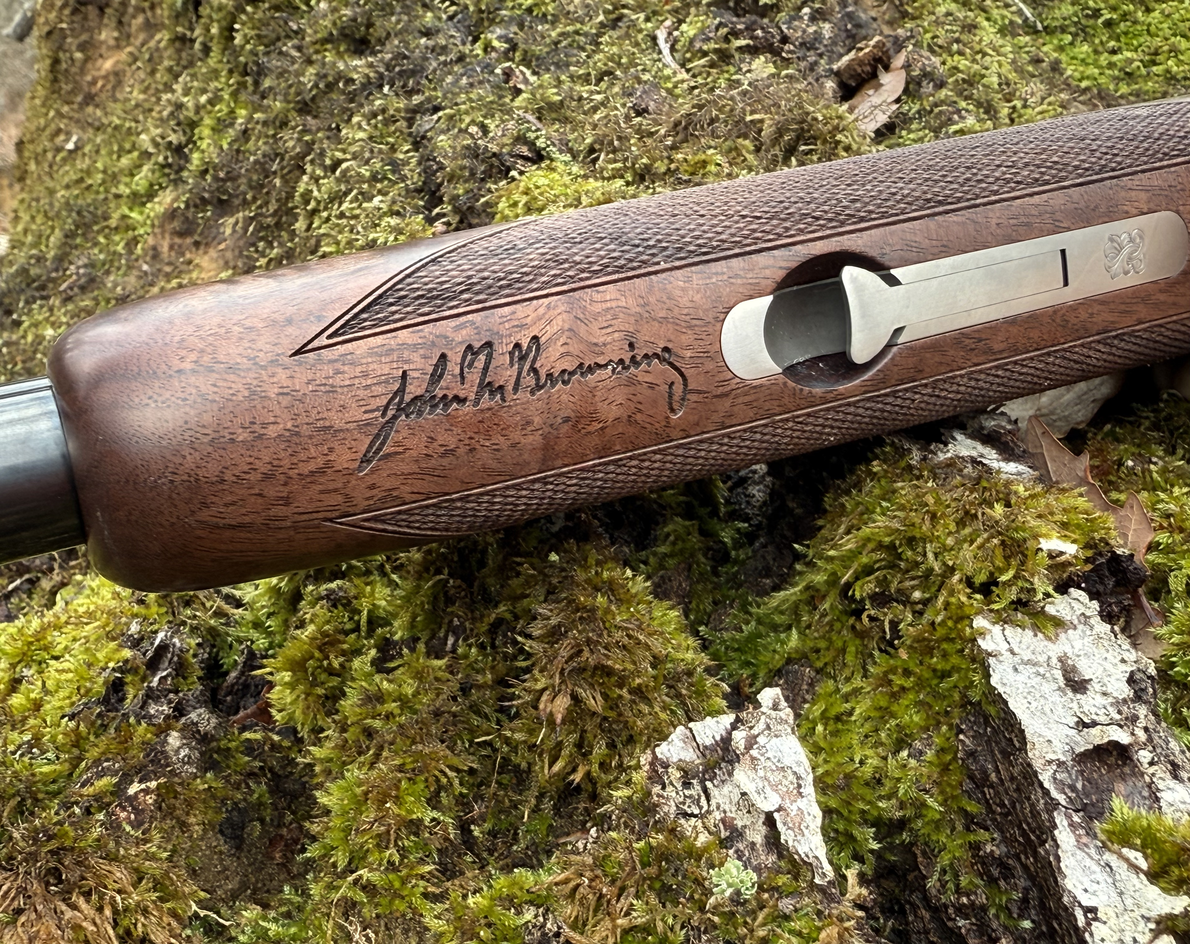 la signature John M. Browning au-dessus de la cl� d'ouverture surdimensionn�e