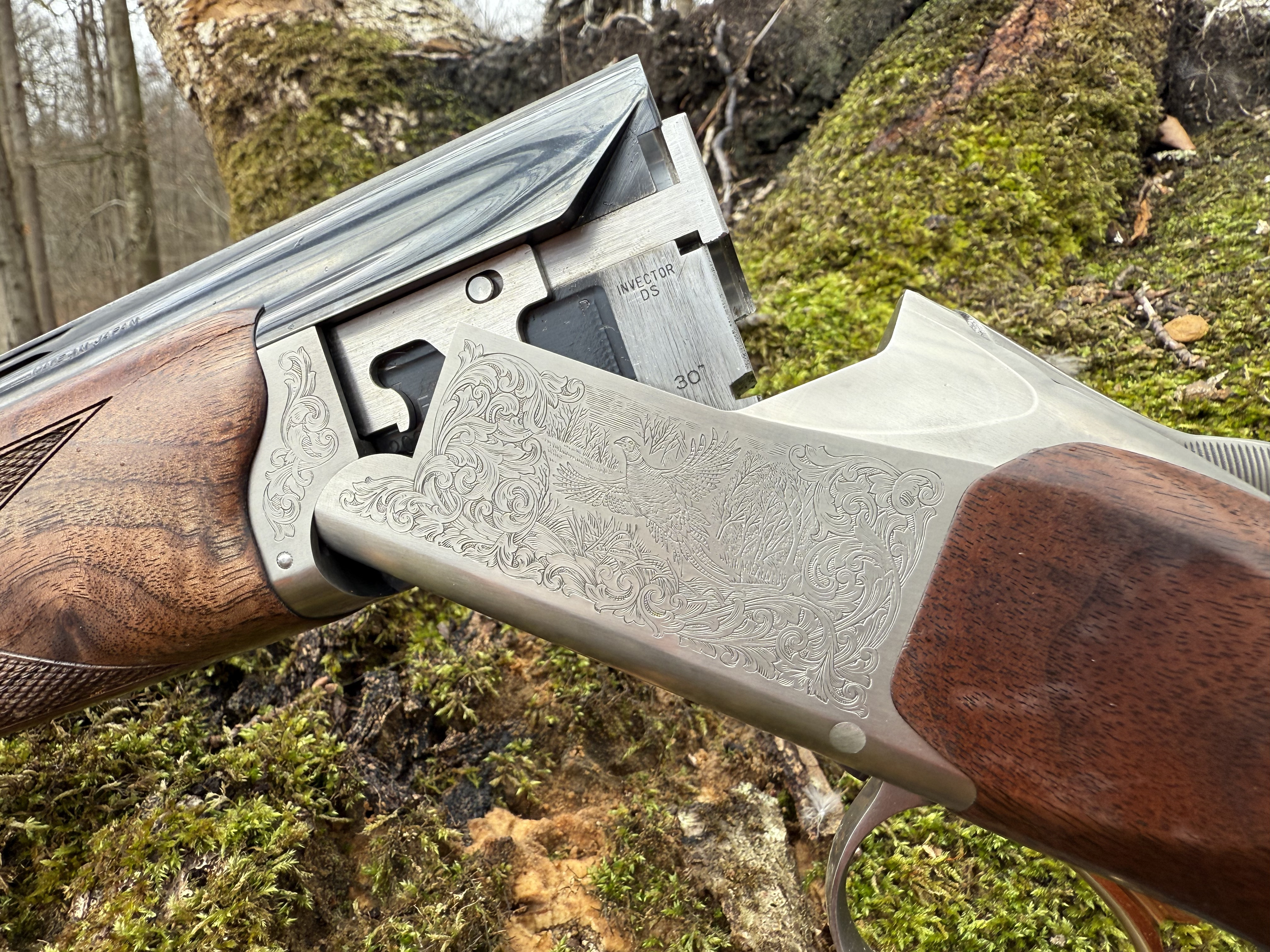 Des gravures animali�res d�corent la bascule de ce 825 Game