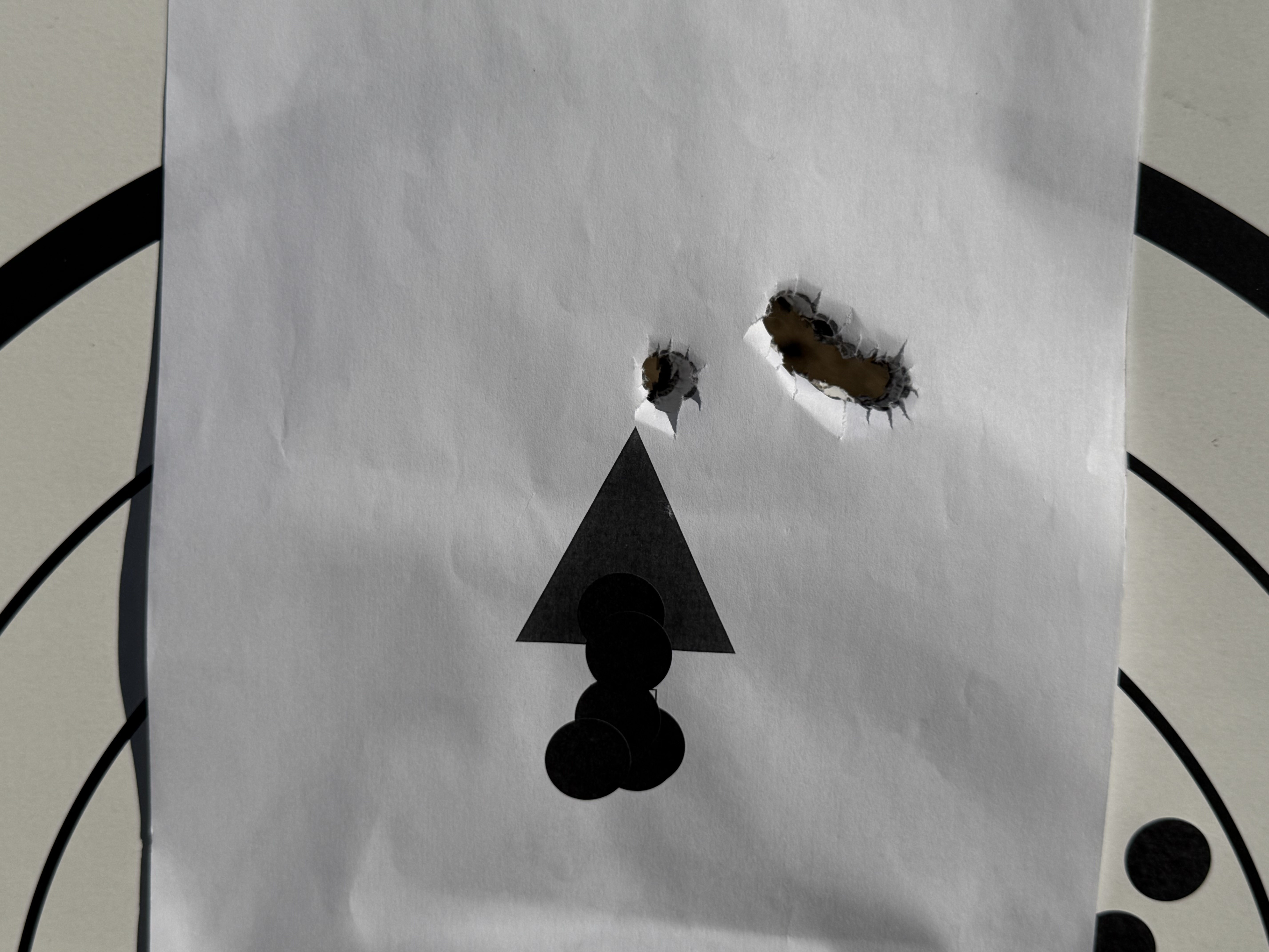 En haut � droite, 5 Winchester Super X 300 grains cal. .45-70 Government � 50 m�tres. Le groupement, couvert de gommettes, sous le triangle, a �t� r�alis� avec des cartouches Sologne 300 grains.