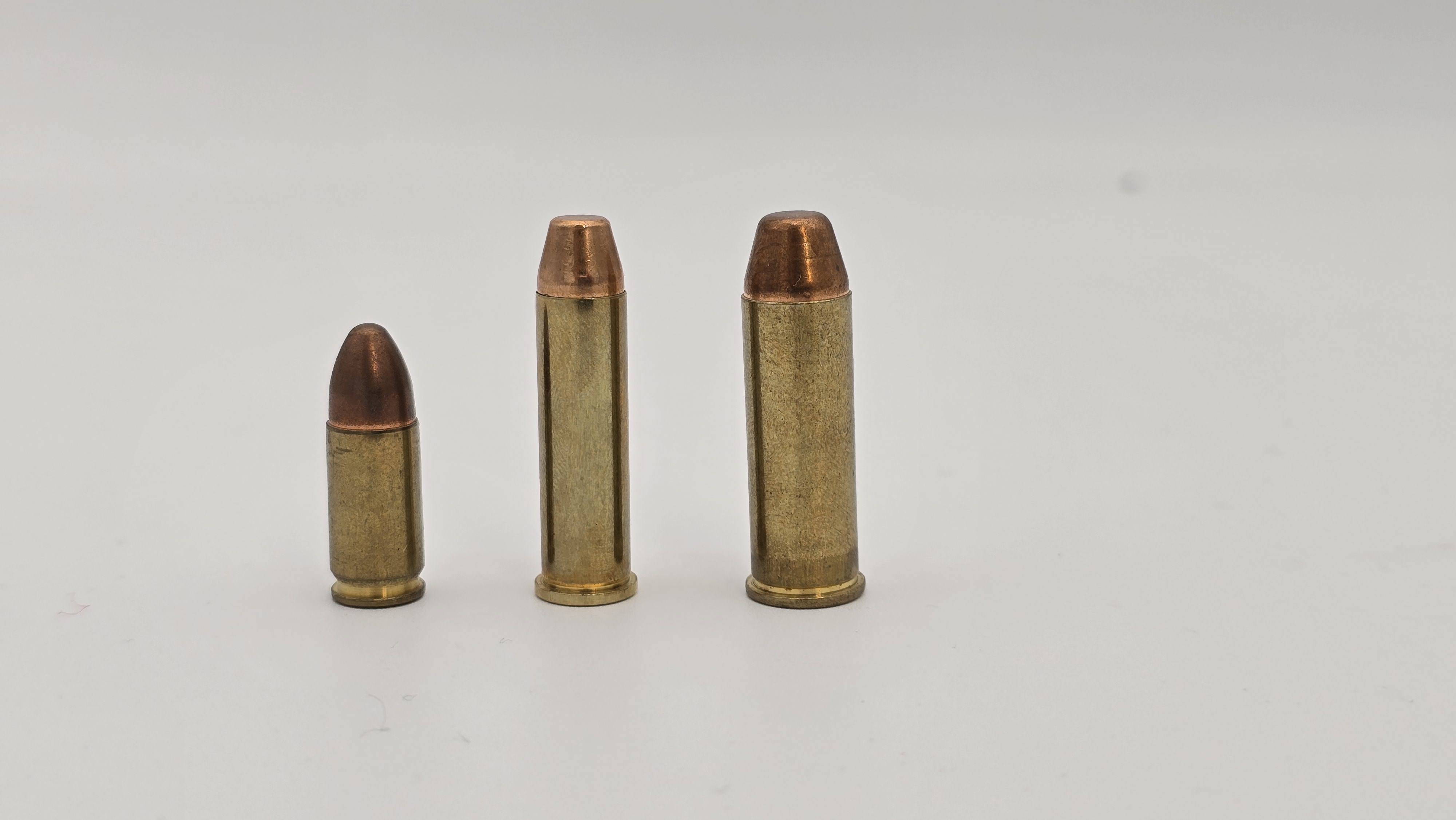 Le .44 Magnum (droite) est bien plus imposante gr�ce � son large �tui par rapport au .357 (milieu) ou au 9x19mm (gauche)