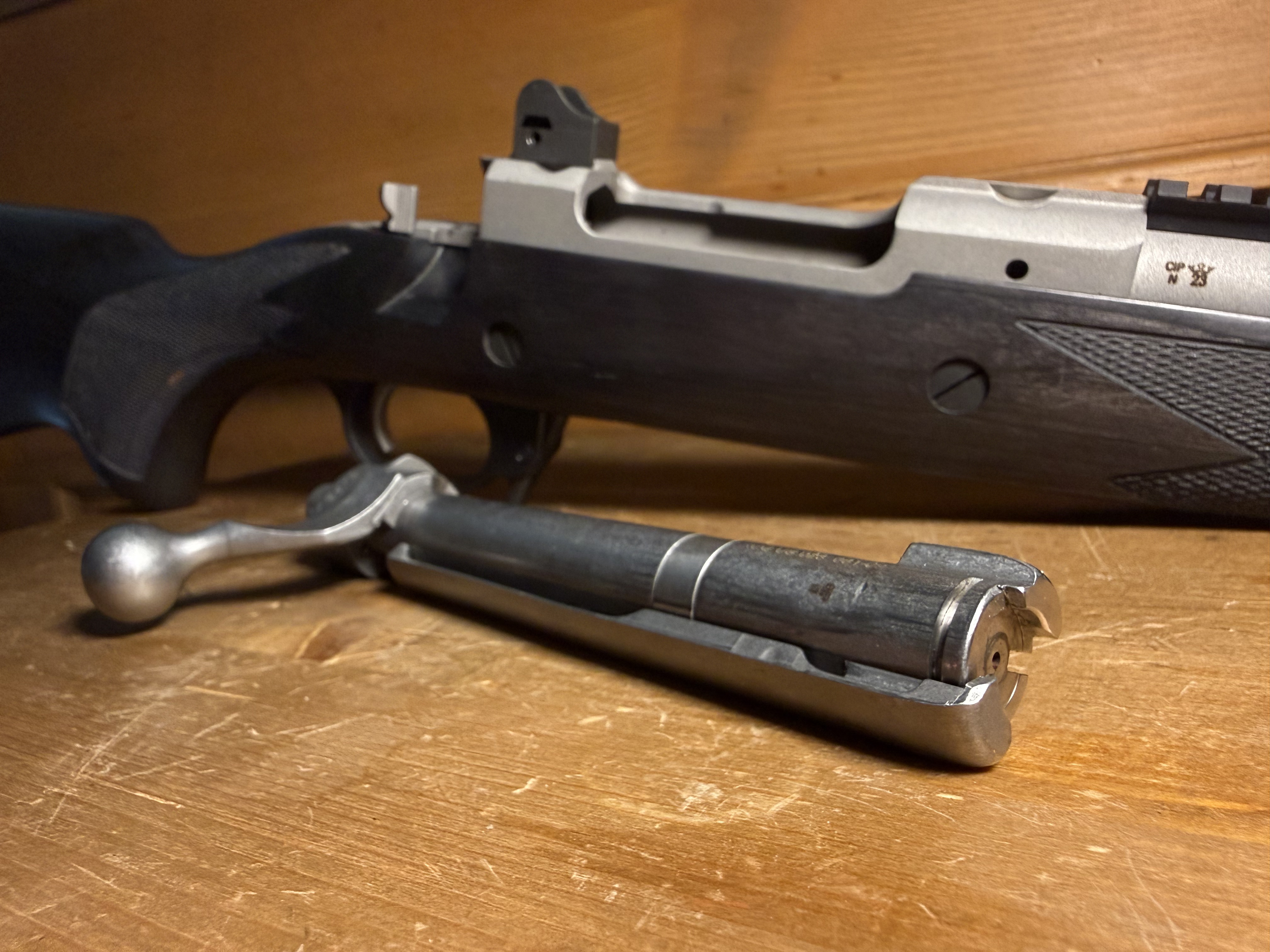 Le mod�le Ruger Gunsite Scout (ci-contre) reprend avec ses codes la culasse Mauser 98 et une alimentation contr�l�e : rustique et simple.
