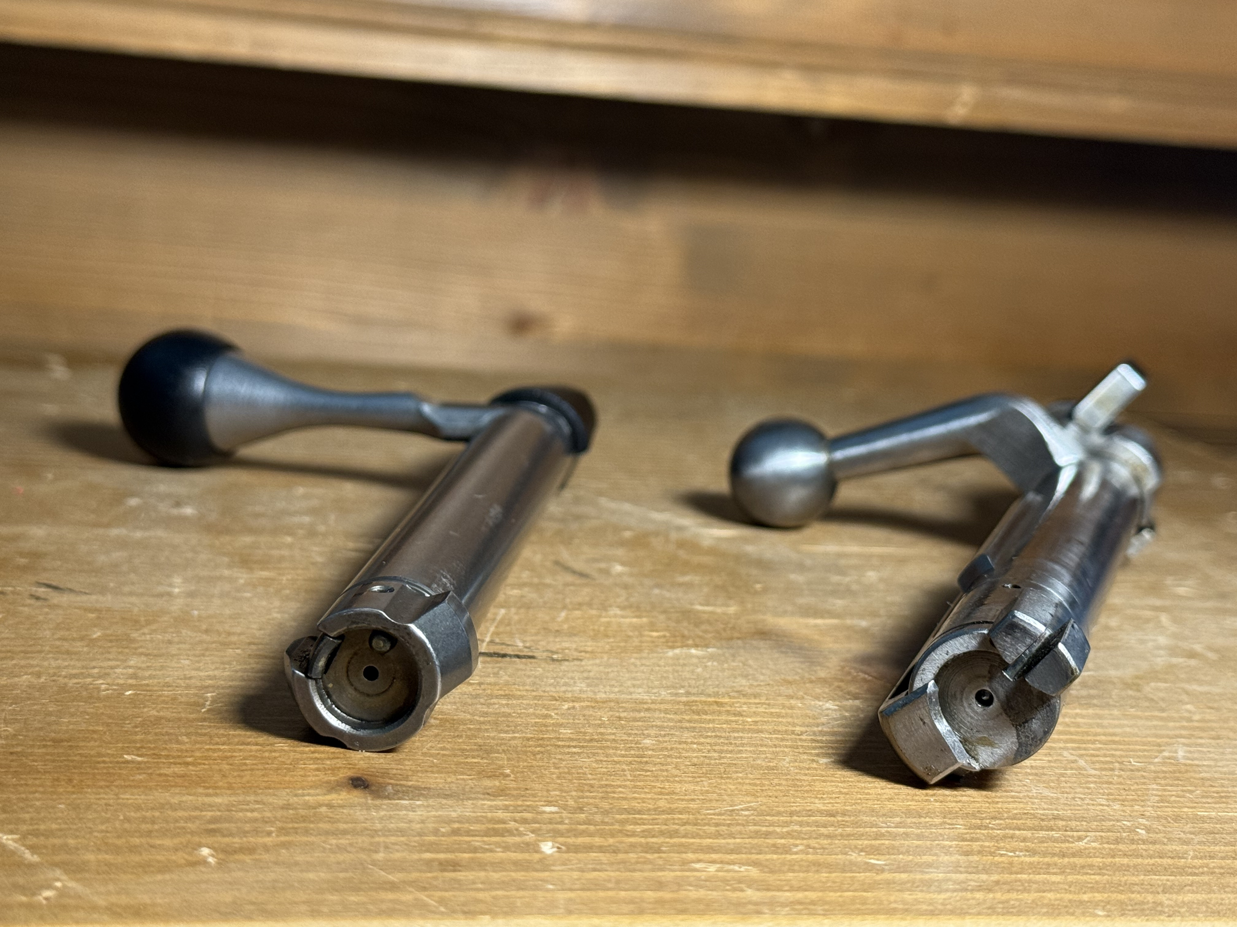 une action push-feed Tikka T3x et son profil en cuvette ; � droite, un syst�me Mauser 98