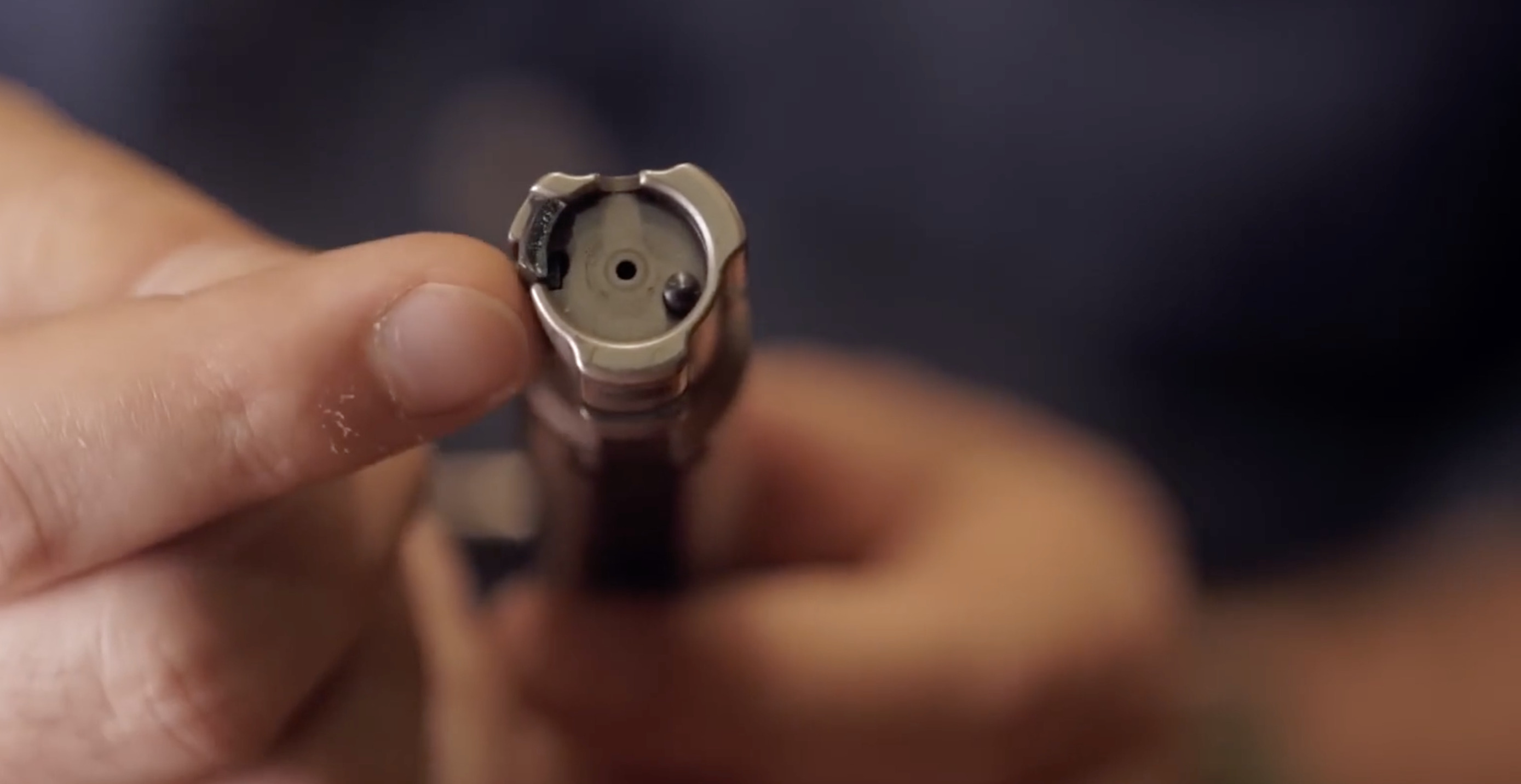 �Le doigt indique ici la petite griffe d'extraction qu'on retrouve g�n�ralement dans un tenon ; certains fabricants proposent m�me des mod�les � deux griffes.