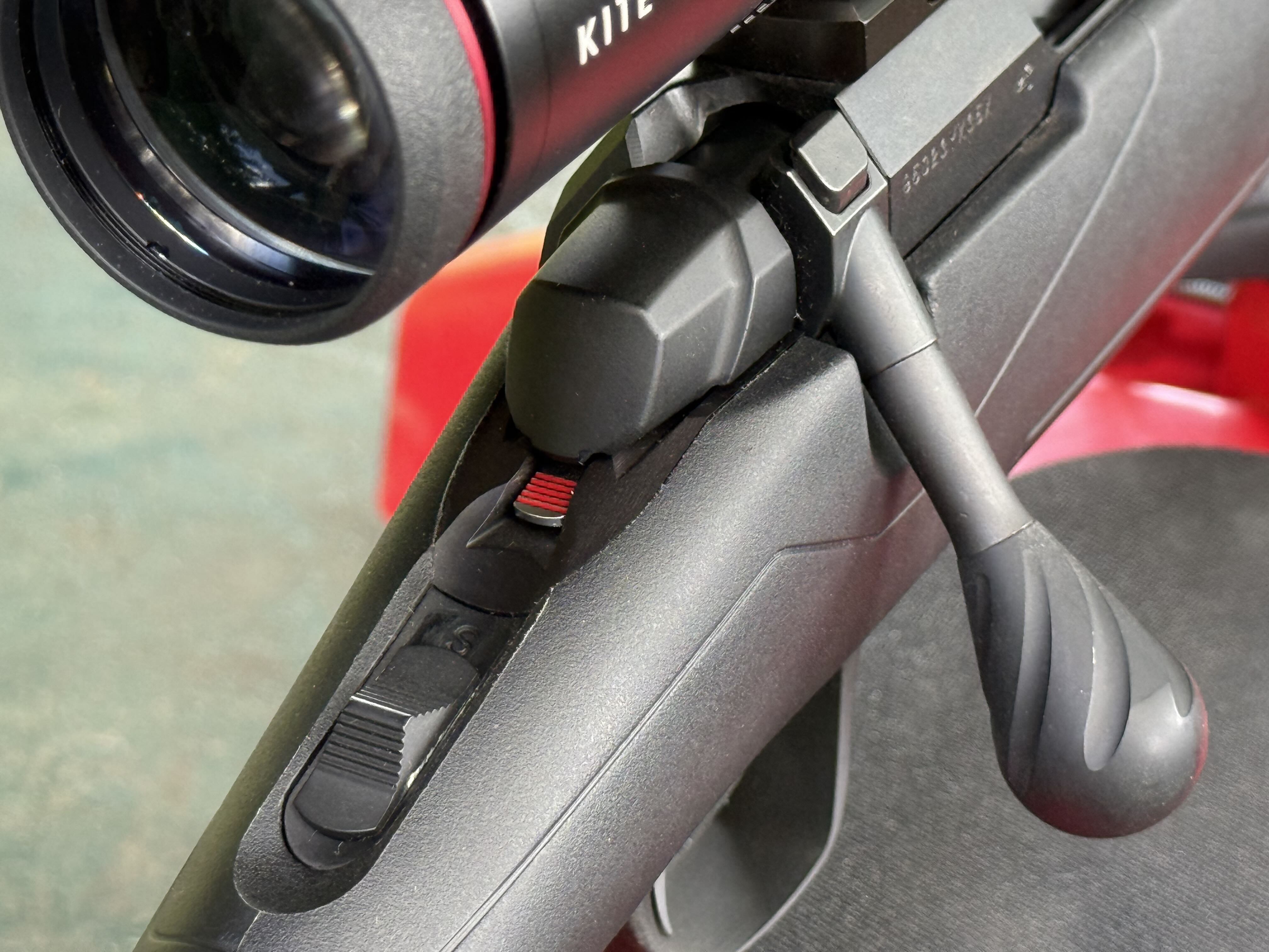La X-Bolt 2 permet d'ouvrir la culasse sans quitter la position de s�curit�. Ici, la s�curit� est mise, le bouton d'ouverture, sis au-dessus de la poign�e de culasse, �merge de son habitacle. L'indicateur d'armement lisible � l'arri�re de la noix de culasse permet de contr�ler d'un coup d'�il l'�tat de l'arme.