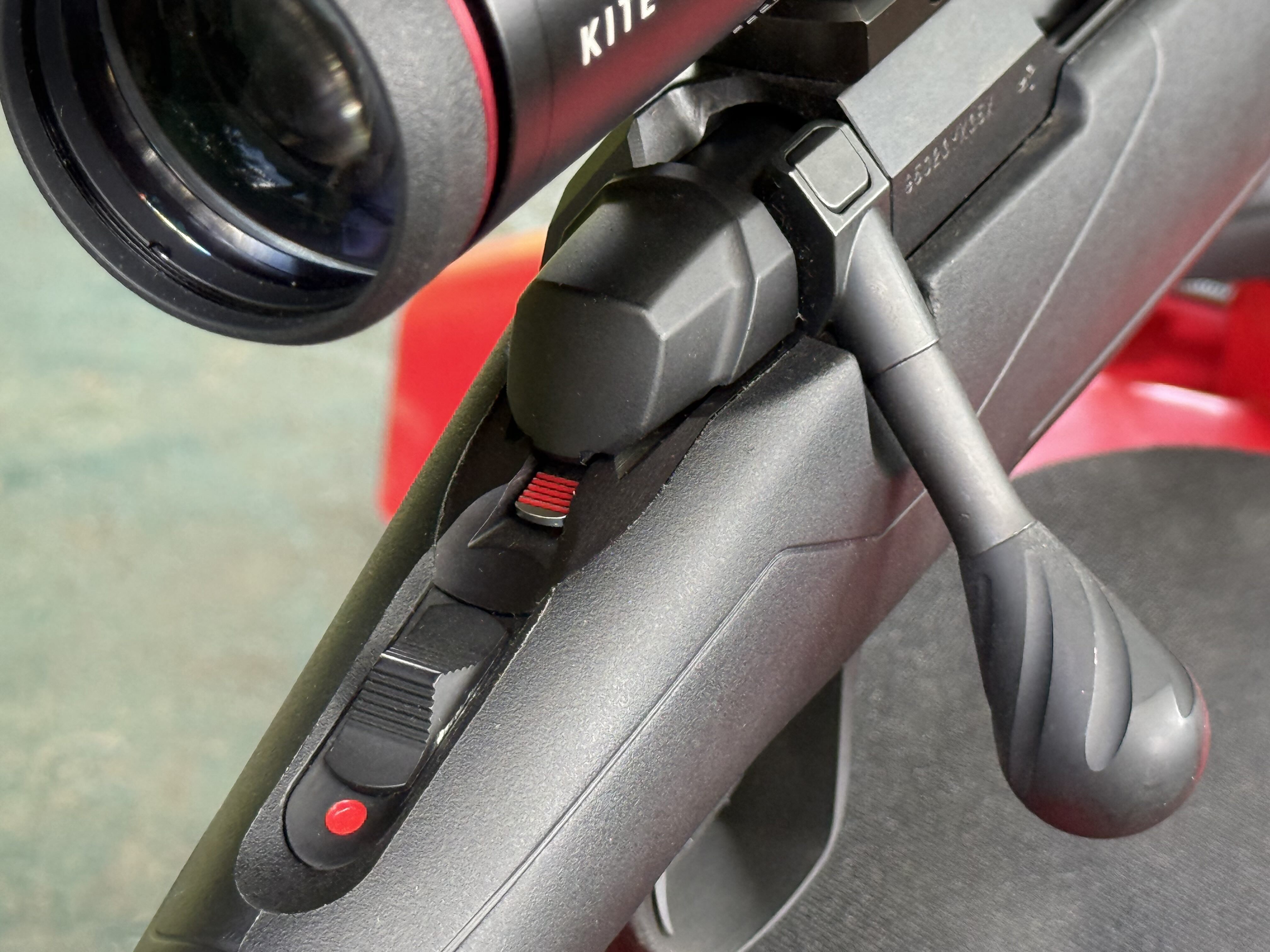 Le bouton de d�verrouillage de culasse est � � la niche �, l'indicateur d'armement fait saillie, le visuel rouge de la s�curit� appara�t : l'arme est en position FEU.