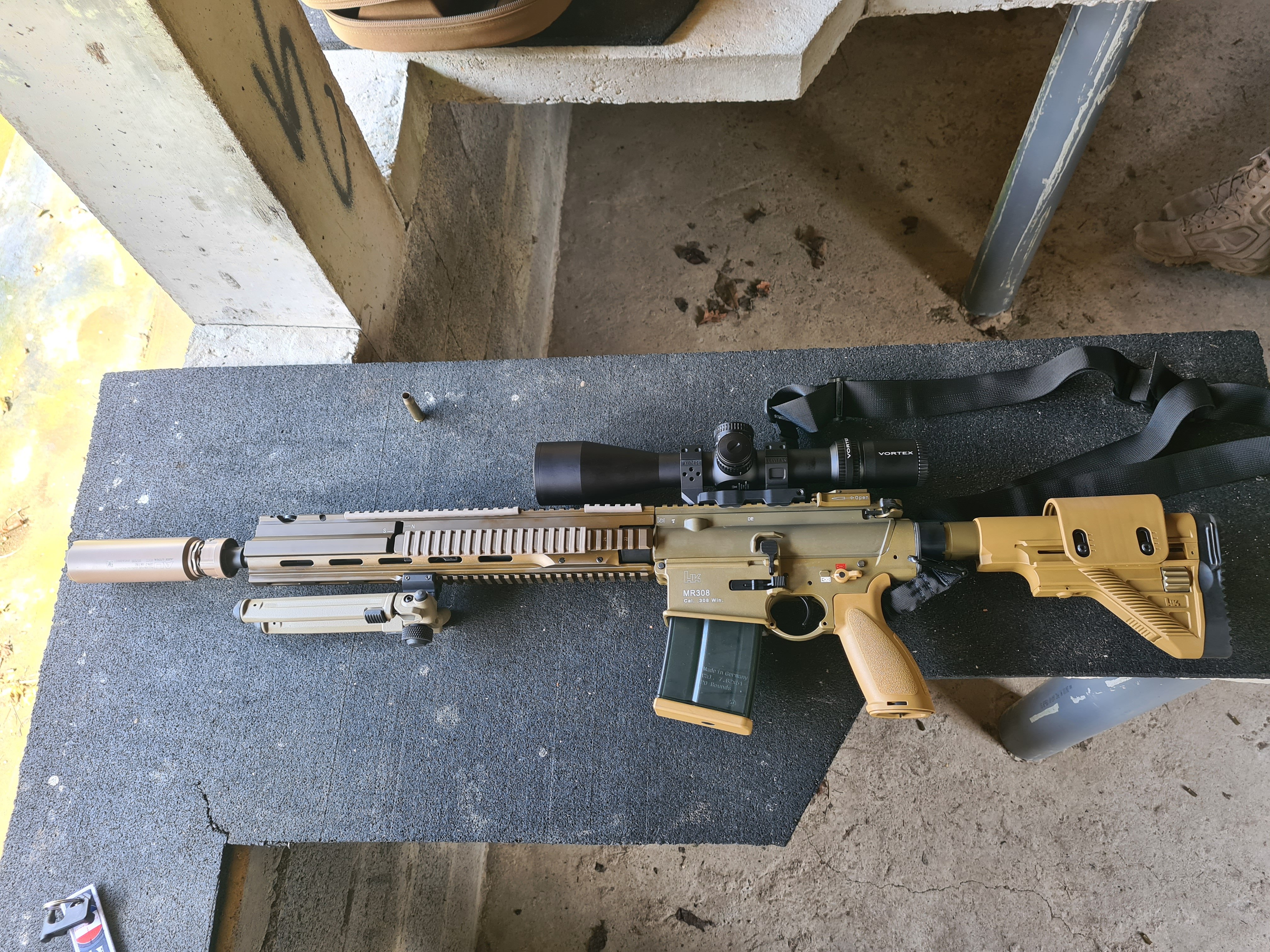 Profil gauche du model MR308 A3 G28, �quip� d_un mod�rateur de son, d_un bipied et d_une optique �Vortex, model Strike Eagle 5-25x56.