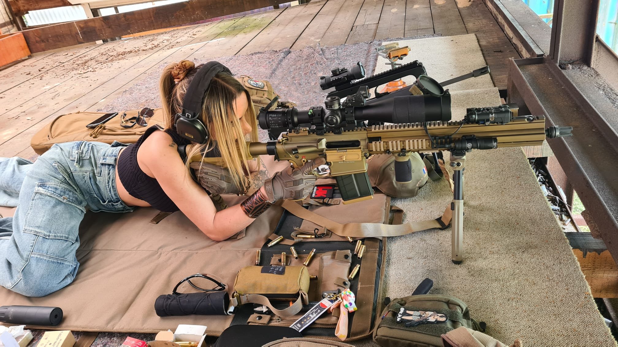 Position couch� en stand de tir avec une carabine HK MR308 A3 28.