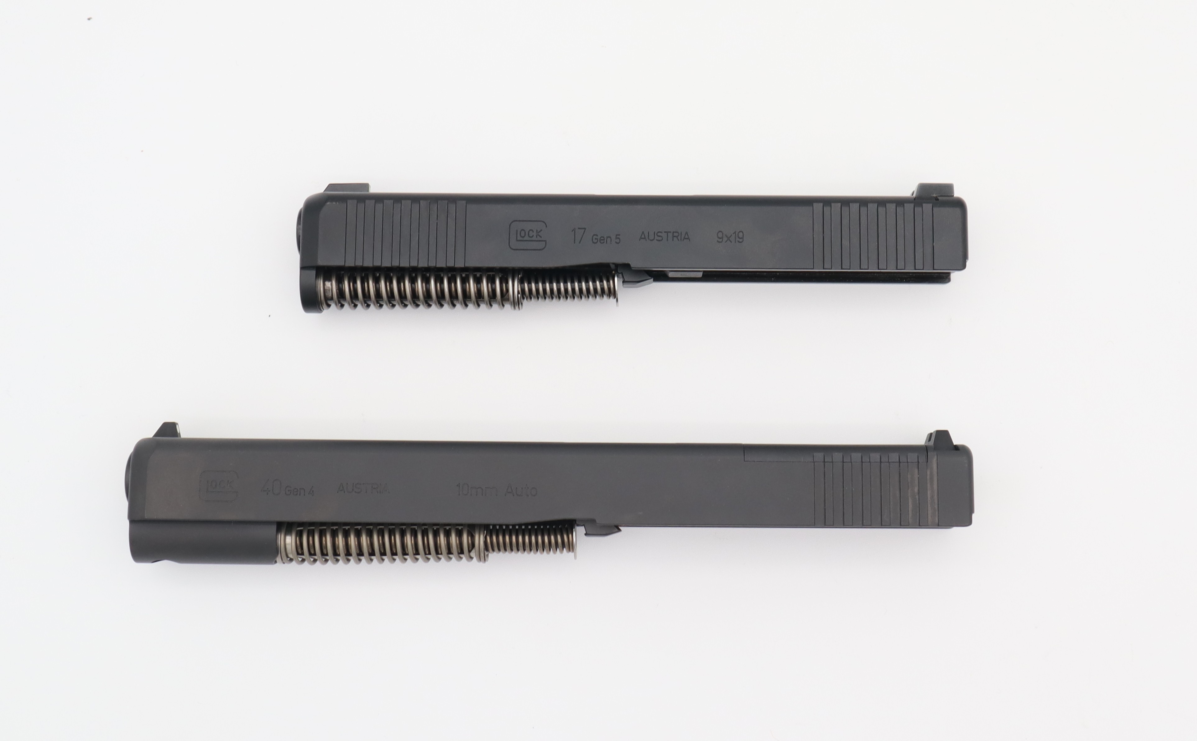La culasse d'un Glock 17 (haut) semble courte par rapport � celle du Glock 40 (bas).
