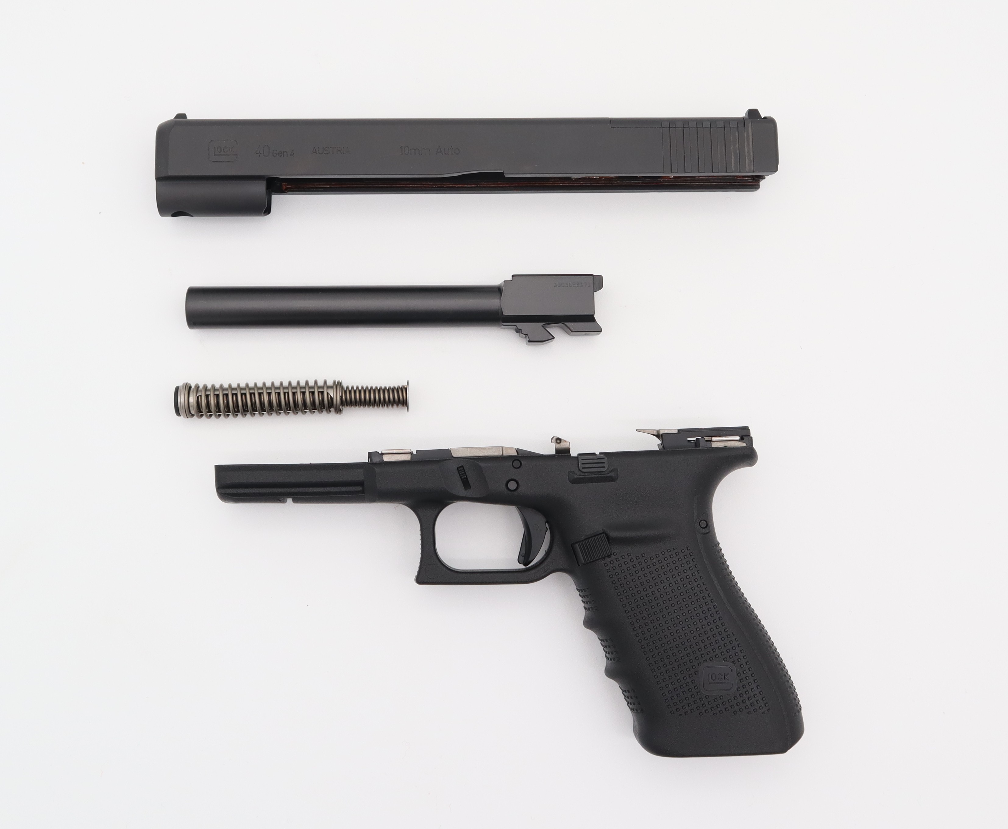Le d�montage du Glock 40 est toujours aussi simple ; on peut remarquer le ressort r�cup�rateur double.