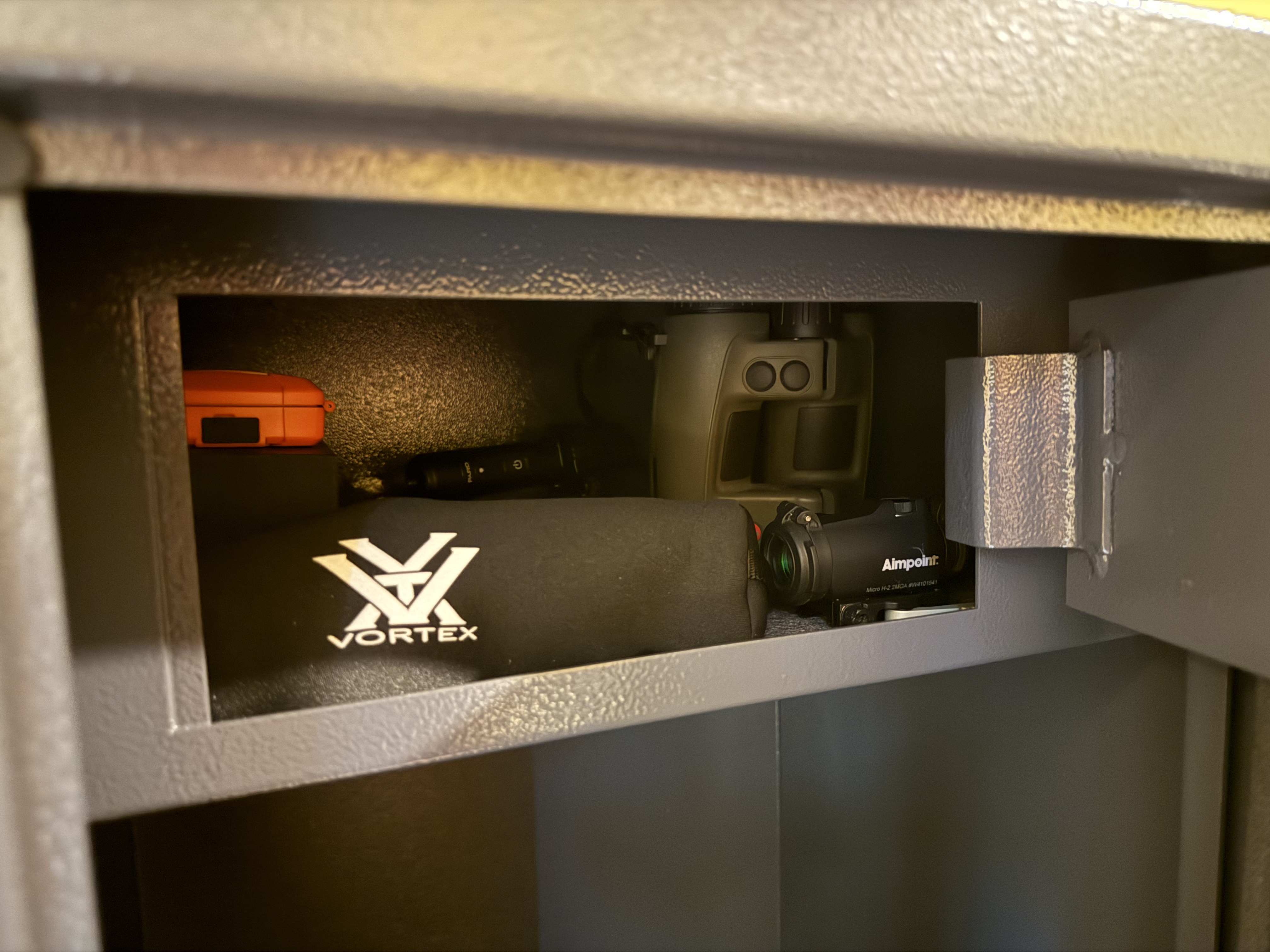 Le compartiment sup�rieur offre un espace pratique pour ranger, optiques, cam�ra ou petits �quipements