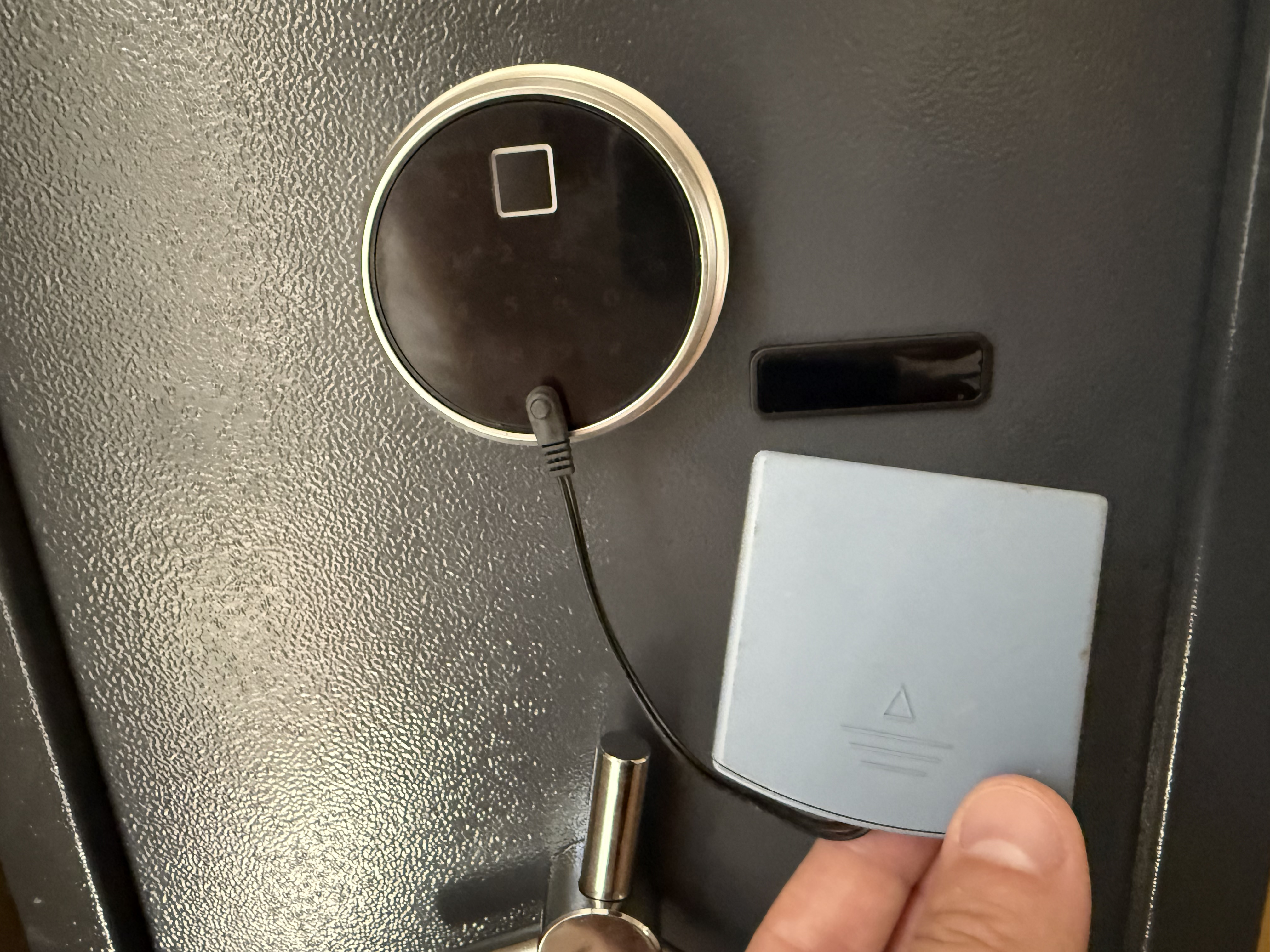 une batterie filaire fonctionnant sur le m�me mod�le permet d'ouvrir le coffre de l'ext�rieur.