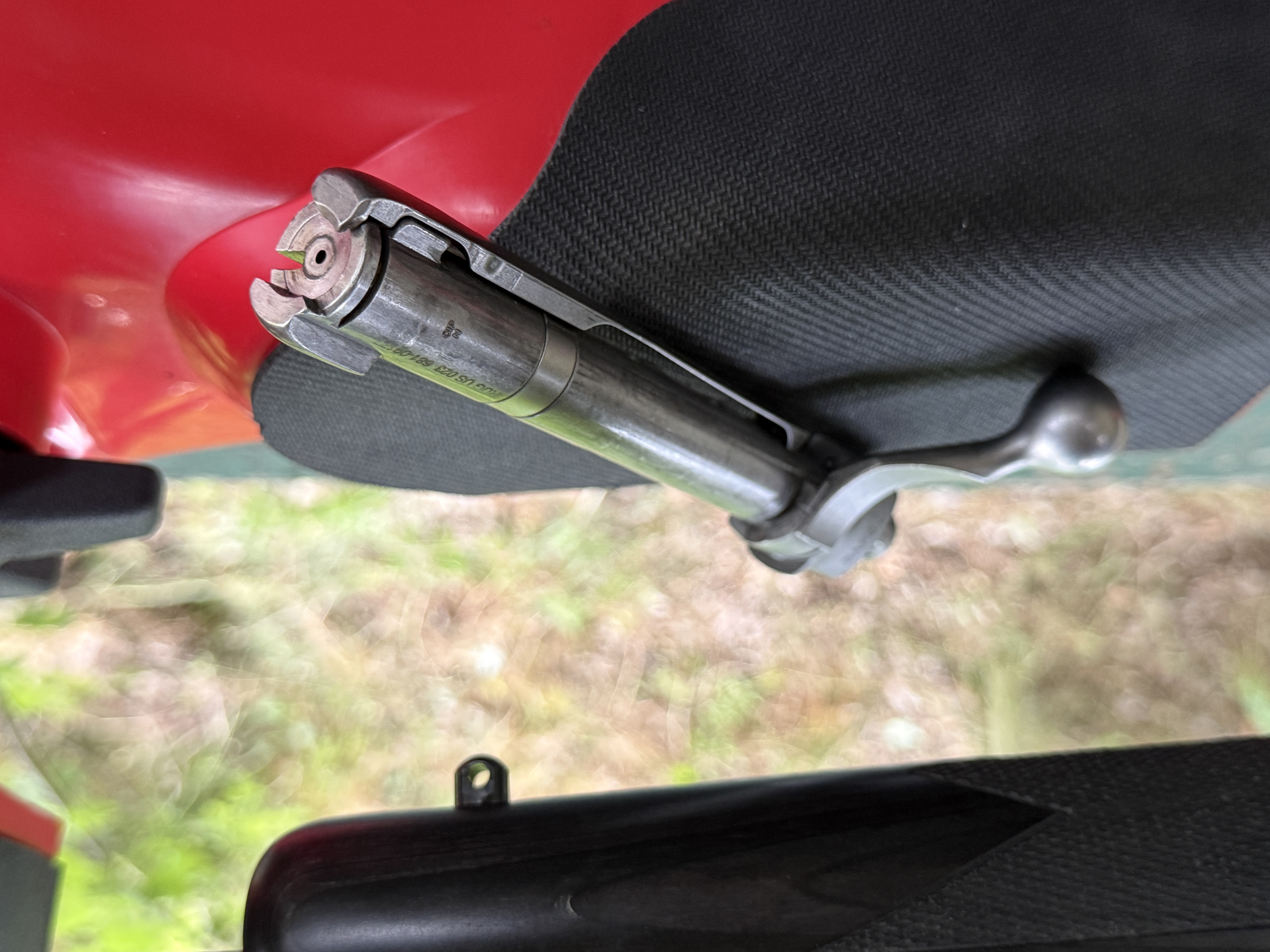 La culasse � alimentation contr�l�e avec sa grande griffe d'extraction bas�e sur le syst�me Mauser 98 participe � la r�putation de fiabilit� de cette action.