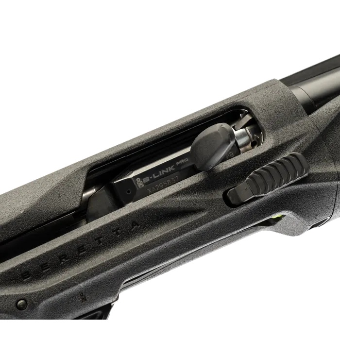L'AX800 Suprema mise sur une ergonomie pens�e pour le terrain comme le montre les commandes surdimensionn�es