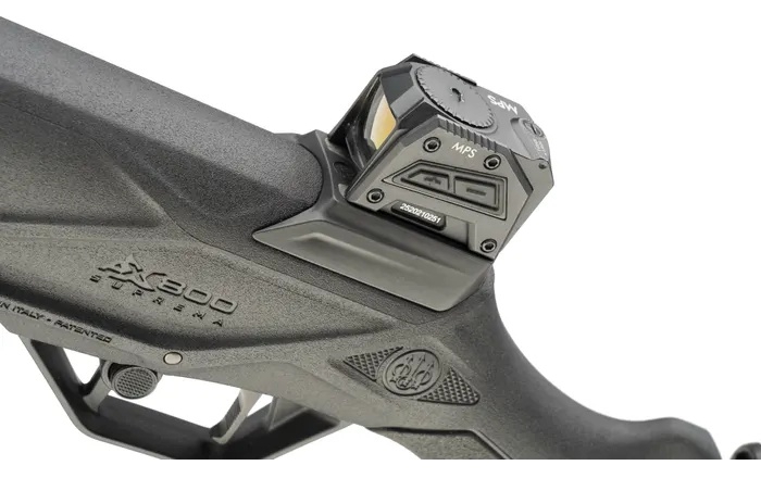 Le Beretta AX800 Suprema inaugure une nouvelle plateforme semi-automatique avec un calibre 12/89 capable d'encaisser des charges puissantes et de porter des optiques type point rouge.
