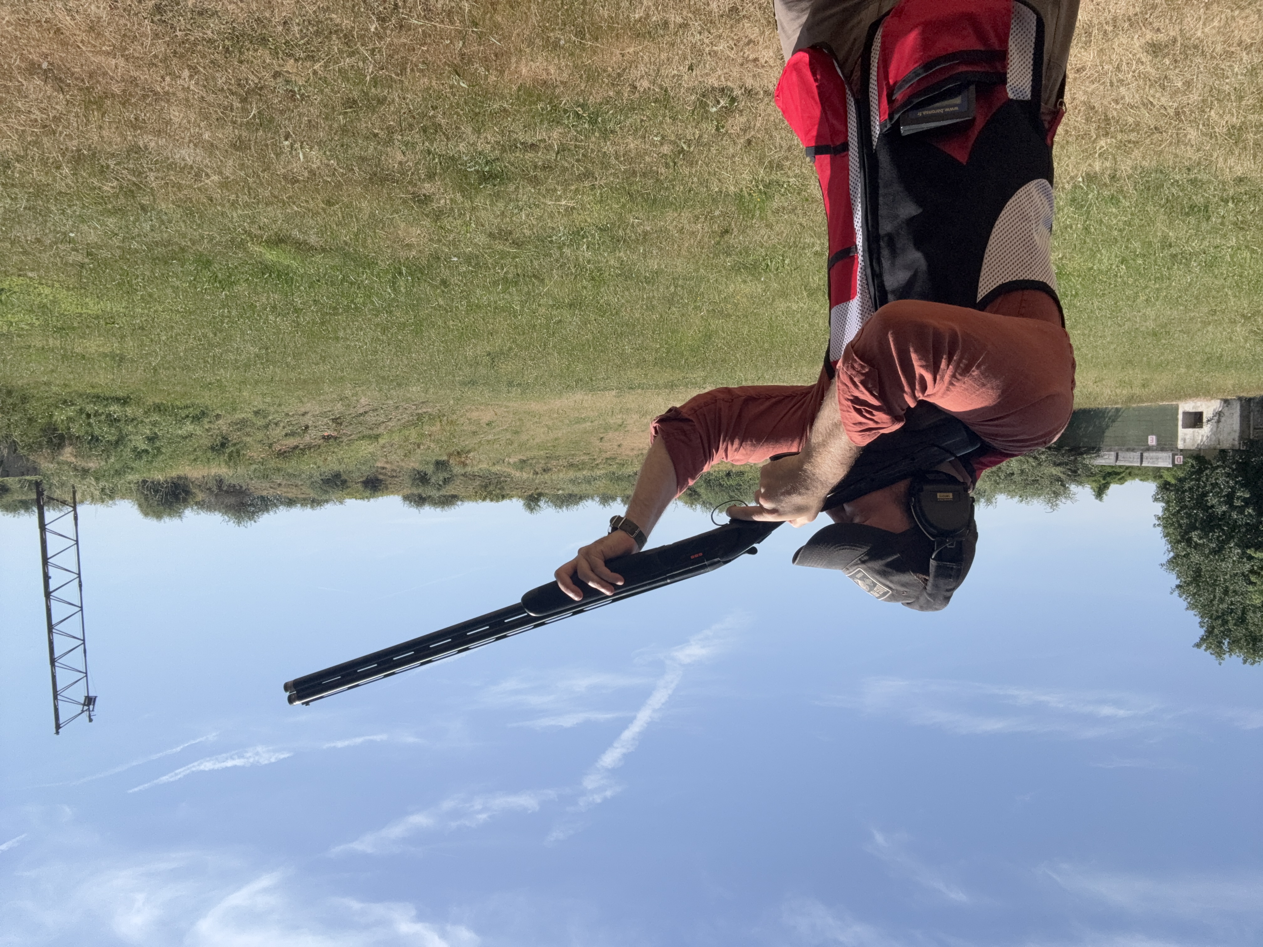 Le Beretta 688 Performance Black Sporting assume pleinement sa vocation sportive : canons de 76 cm, bascule stable, crosse r�glable et �quilibre pens� pour encha�ner les s�ries sur le pas de tir.