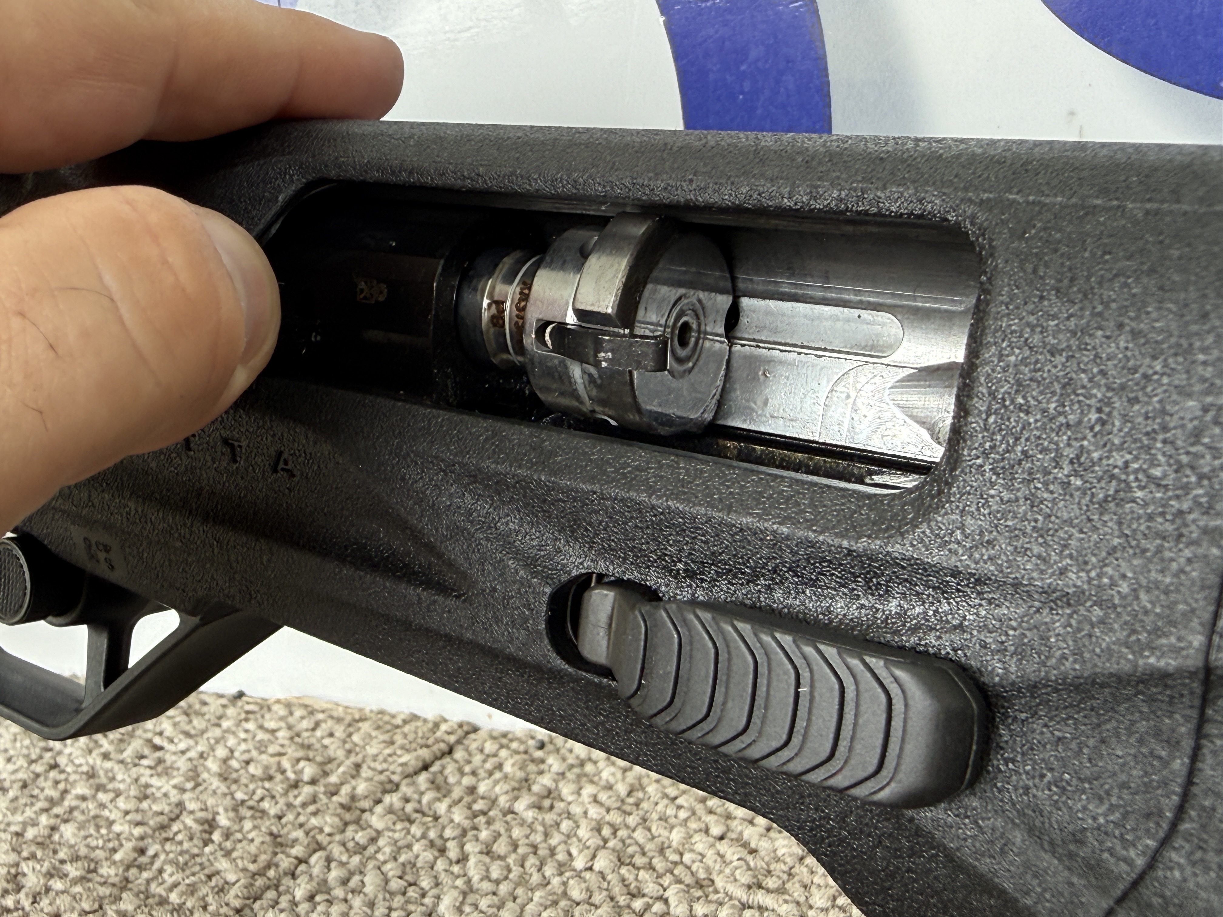 La t�te de culasse est rotative comme sur les Benelli SBE III, par exemple.