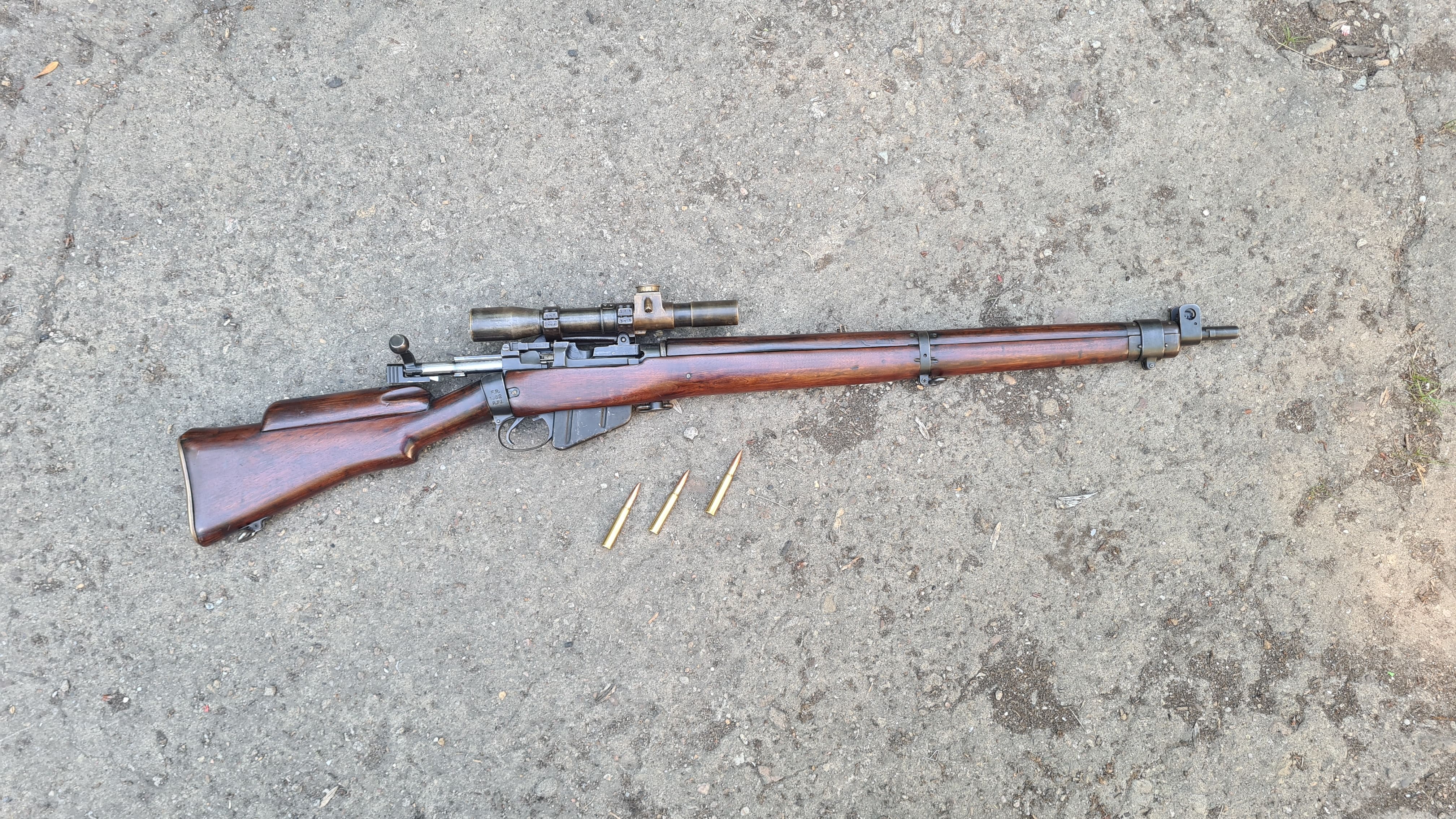 Le mod�le sniper de la carabine Lee-Enfield No. 4 Mk 1 (T) est facilement reconnaissable gr�ce � son optique, nomm�e No. 32 Mk II.