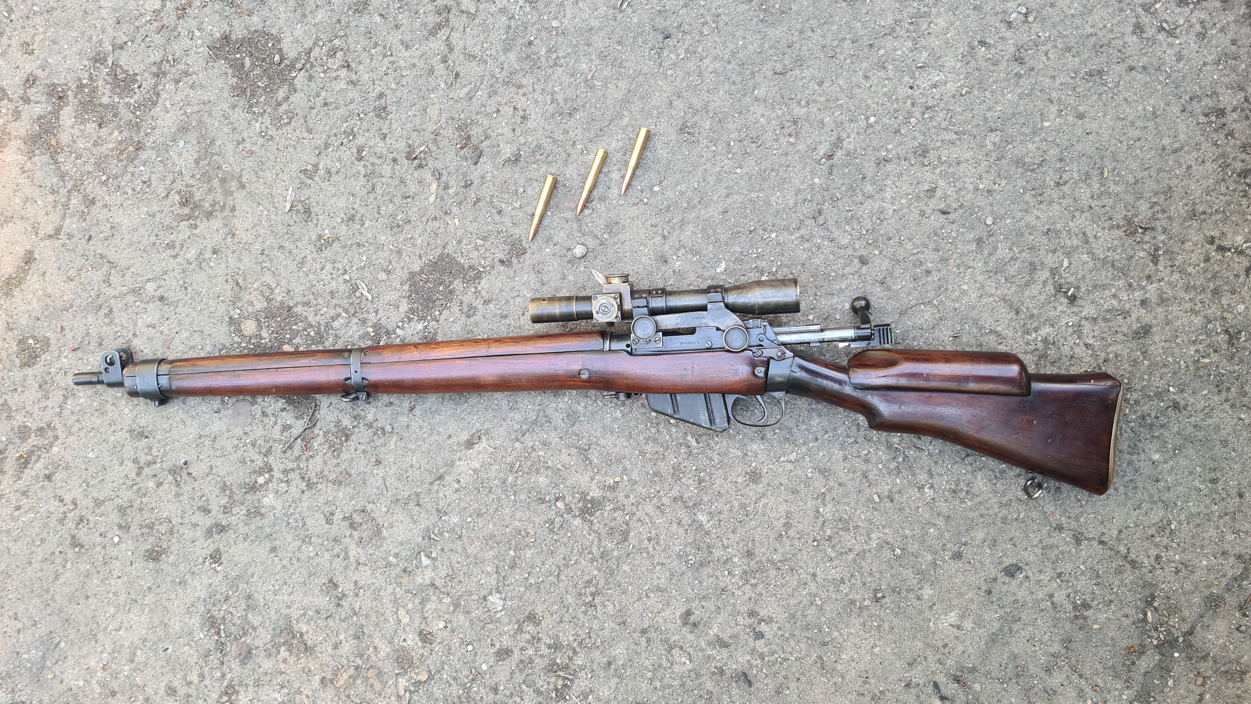 Le mod�le No. 4 Mk 1 (T) est �quip� d'une optique, d'une troisi�me grenadi�re et d'un appui-joue.