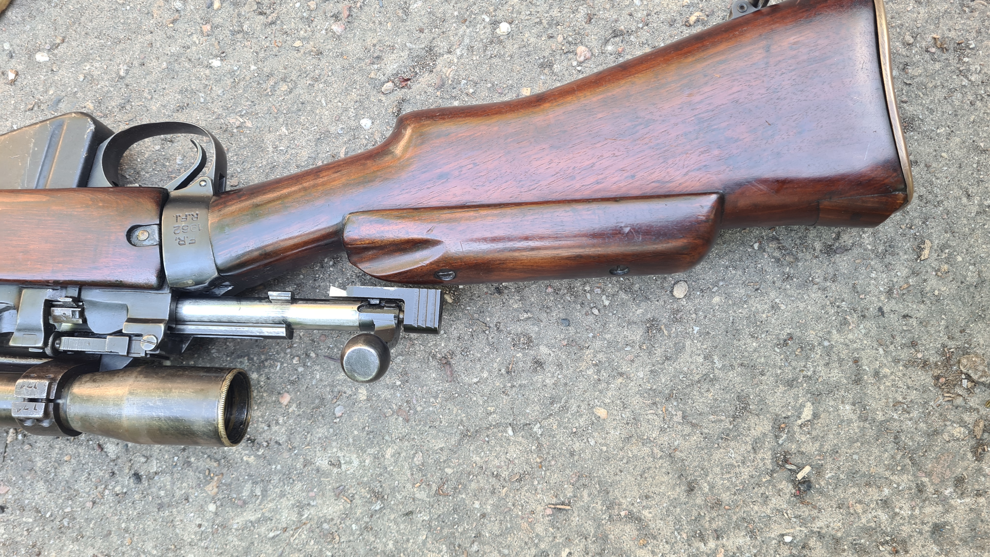 La version sniper du Lee Enfield intègre un appui joue que les autres versions n'ont pas.