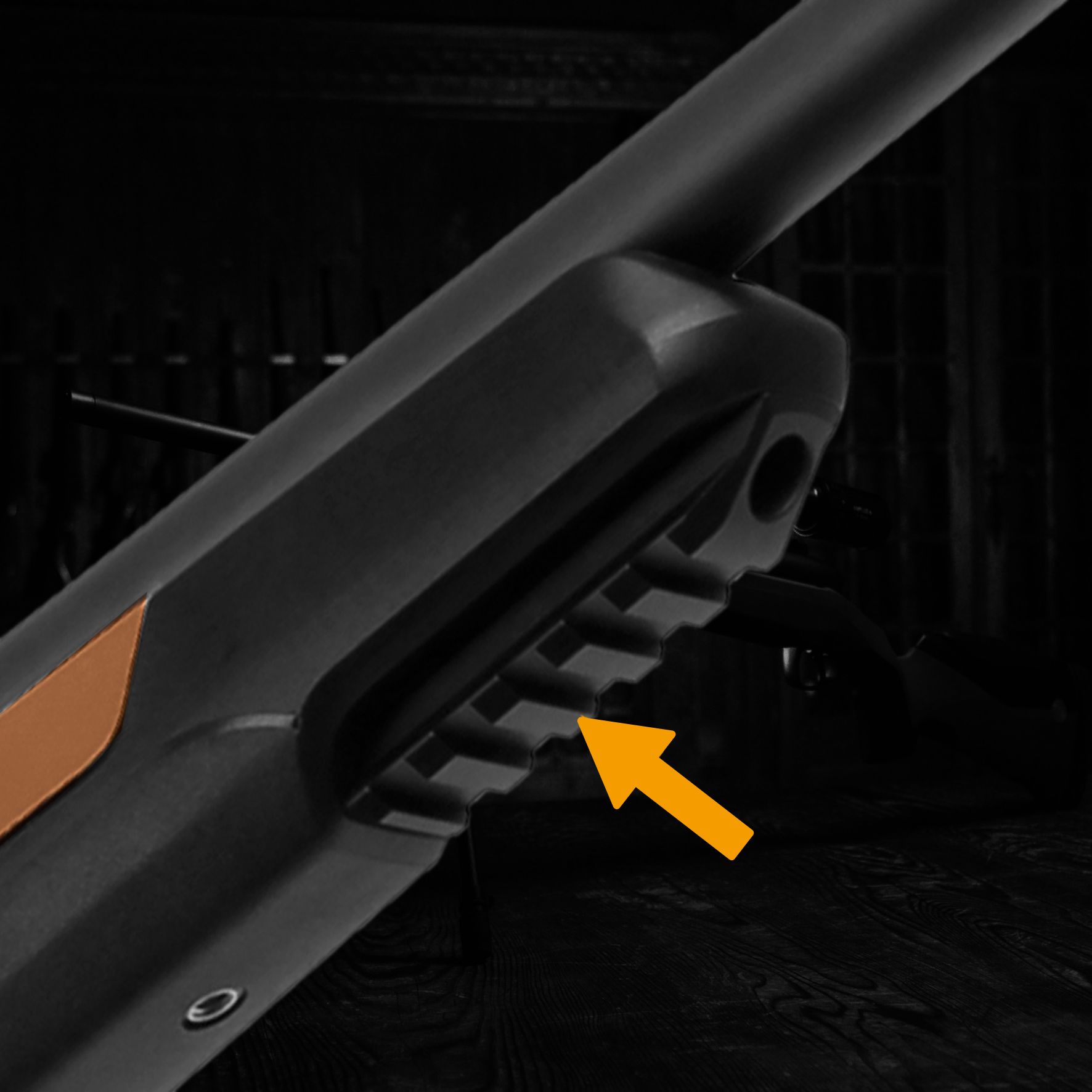 Une embase Picatinny, sise � l'avant du f�t, peut accueillir un accessoire, comme un bipied.