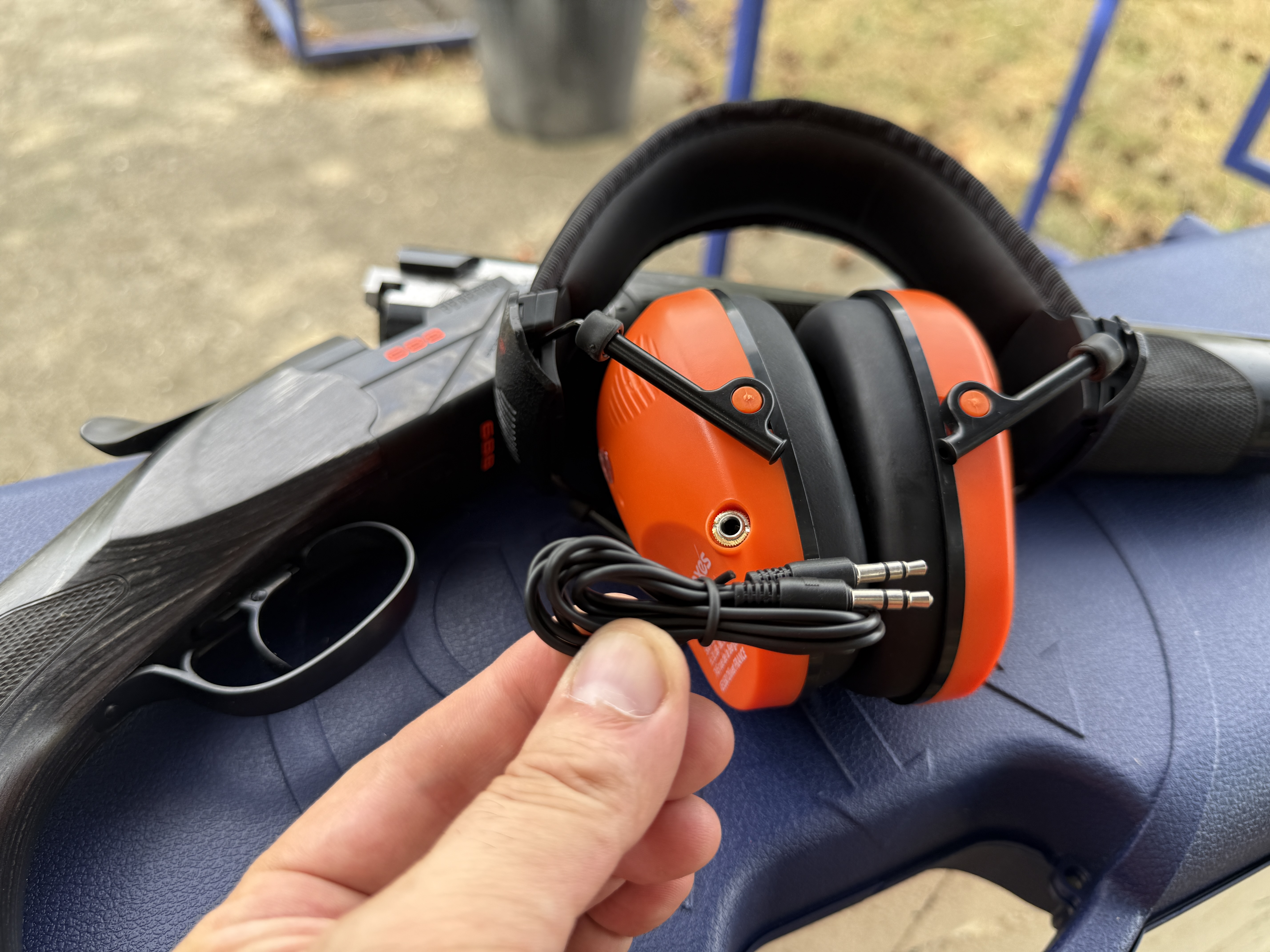 Le c�ble jack 3,5 mm fourni ajoute une possibilit� de connexion � une source audio compatible, comme un talkie-walkie.