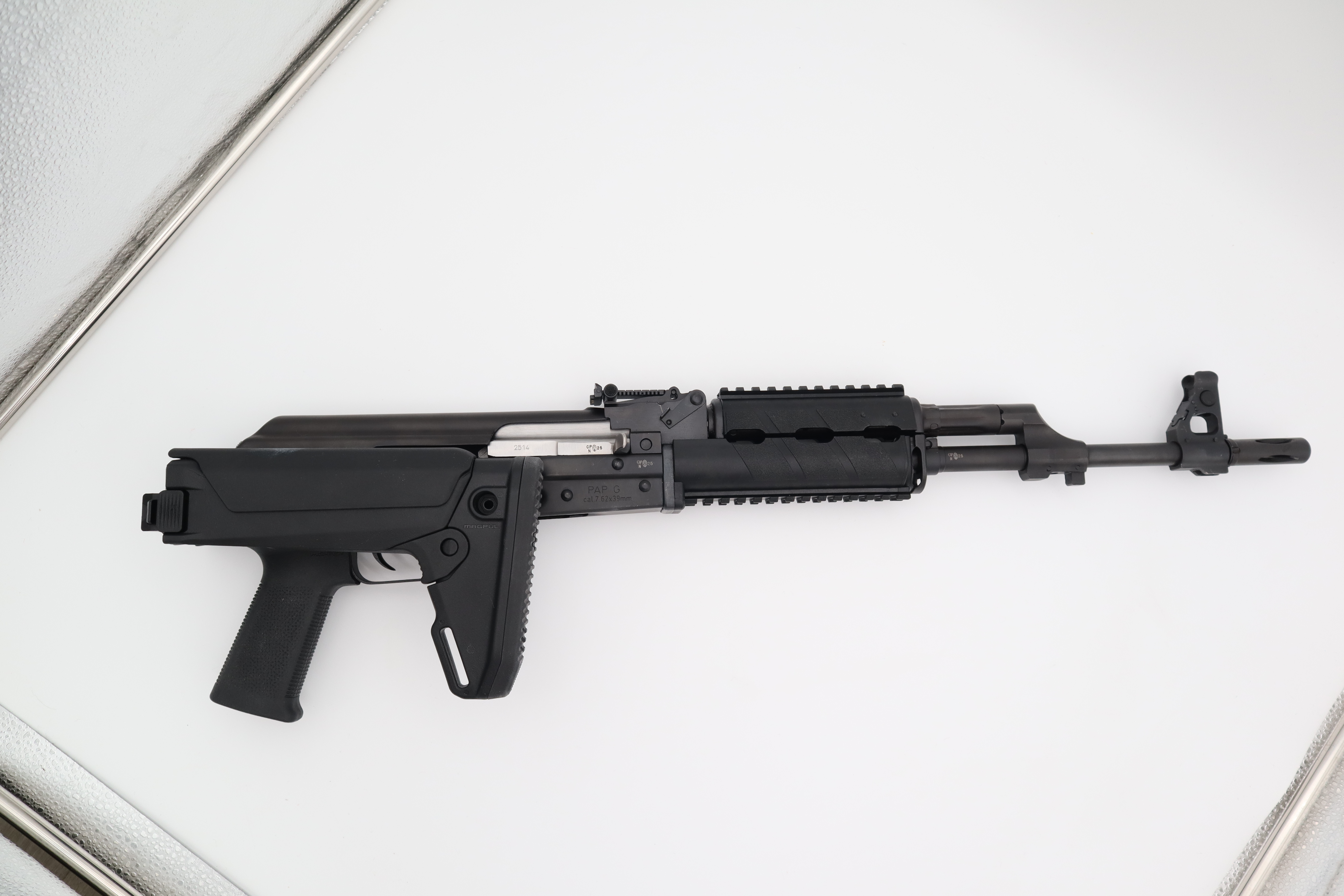 La crosse rabattable permet de transporter cette arme dans une petite mallette.�