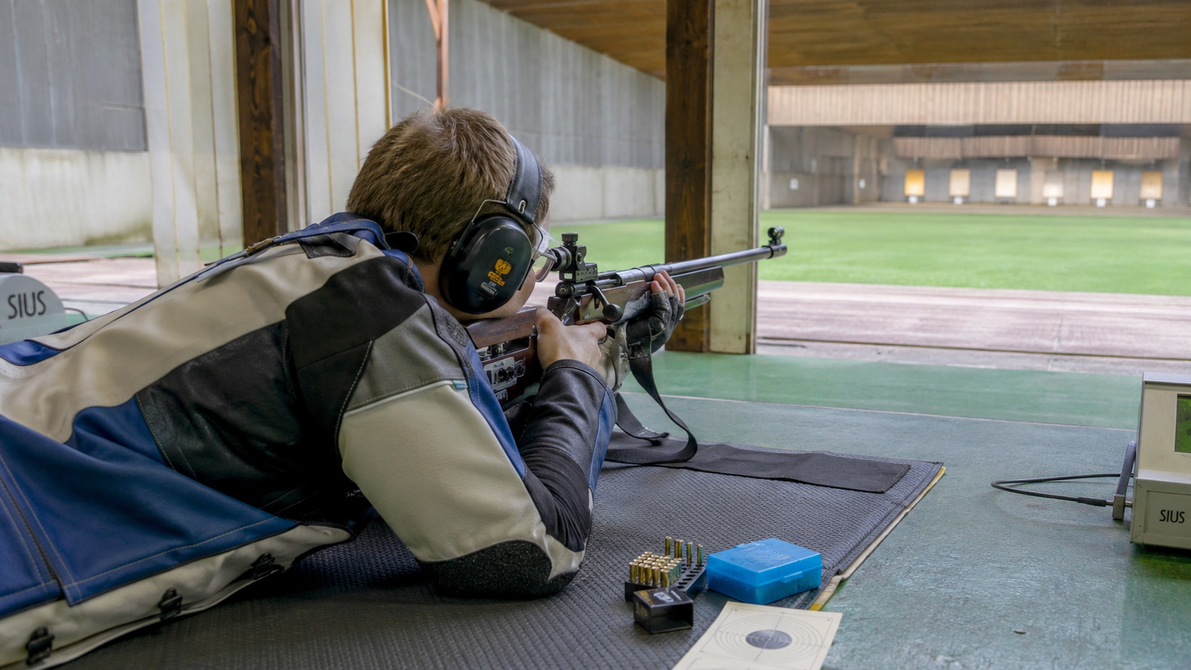 Tir � la carabine 22 LR en position couch�e sur un pas de tir 50 m�tres.