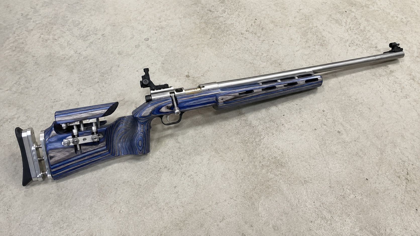  Carabine de match chambr�e en 22 Long Rifle, crosse r�glable et dioptre. 