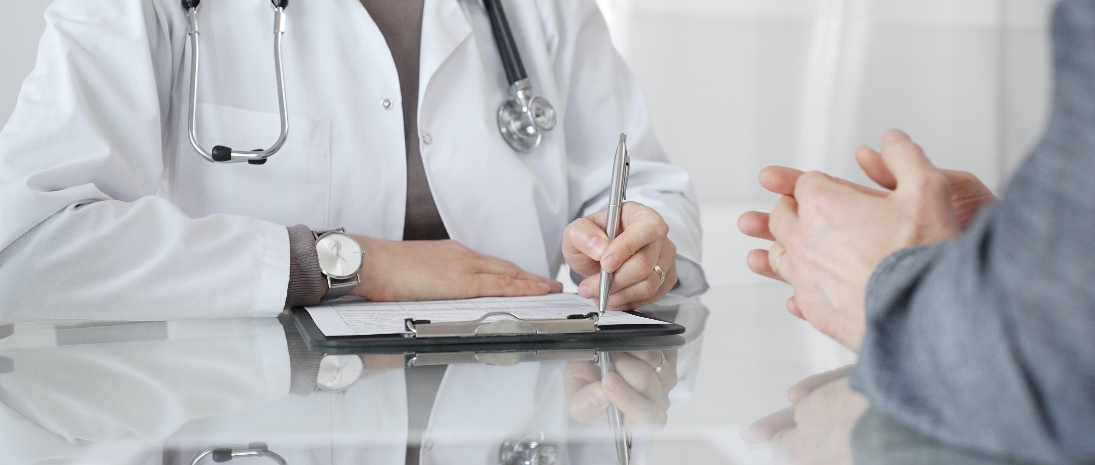 M�decin remettant un certificat m�dical lors d'une consultation.