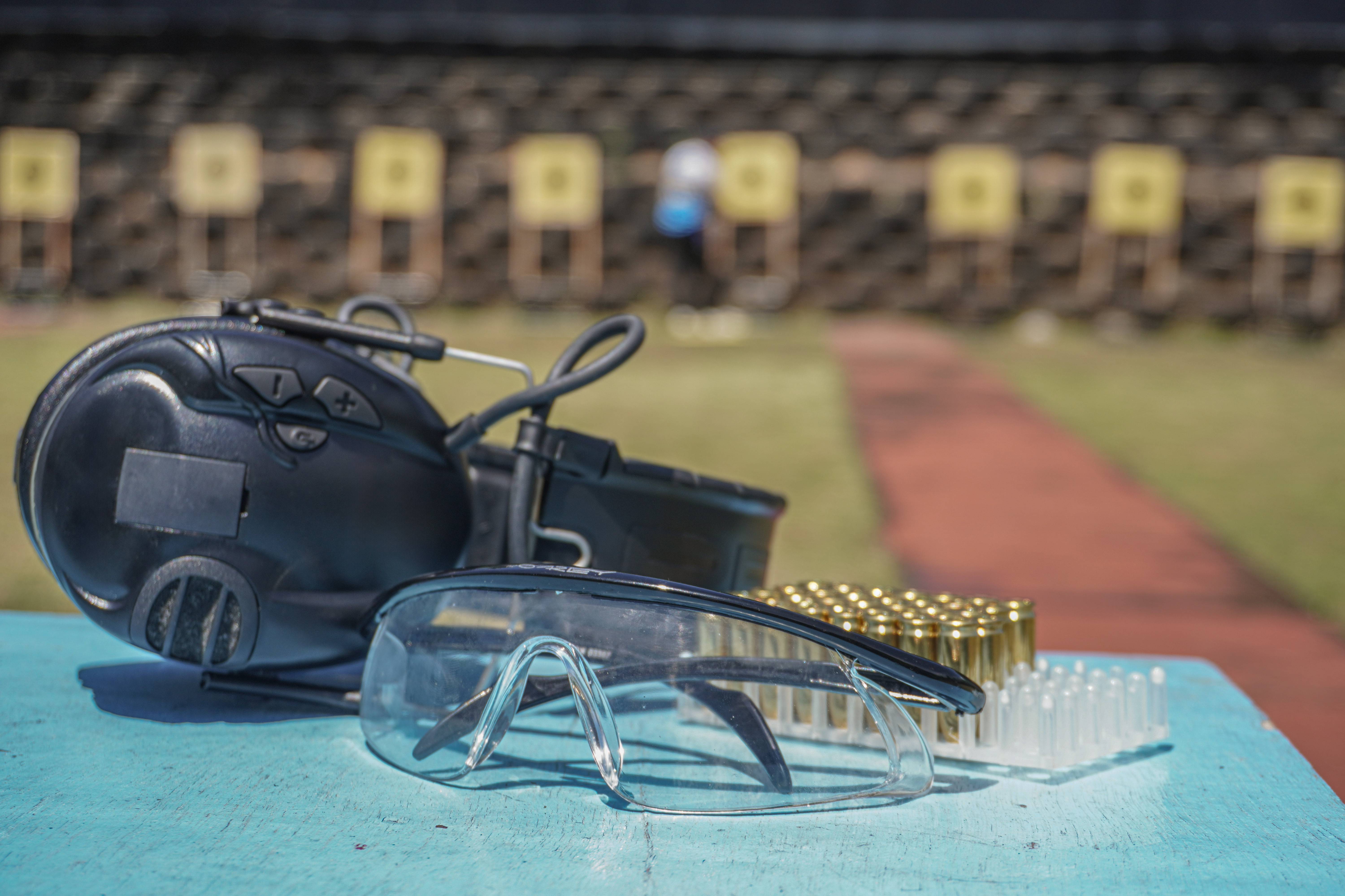 Casque anti-bruit et lunettes de protection, �quipements obligatoires au stand de tir.