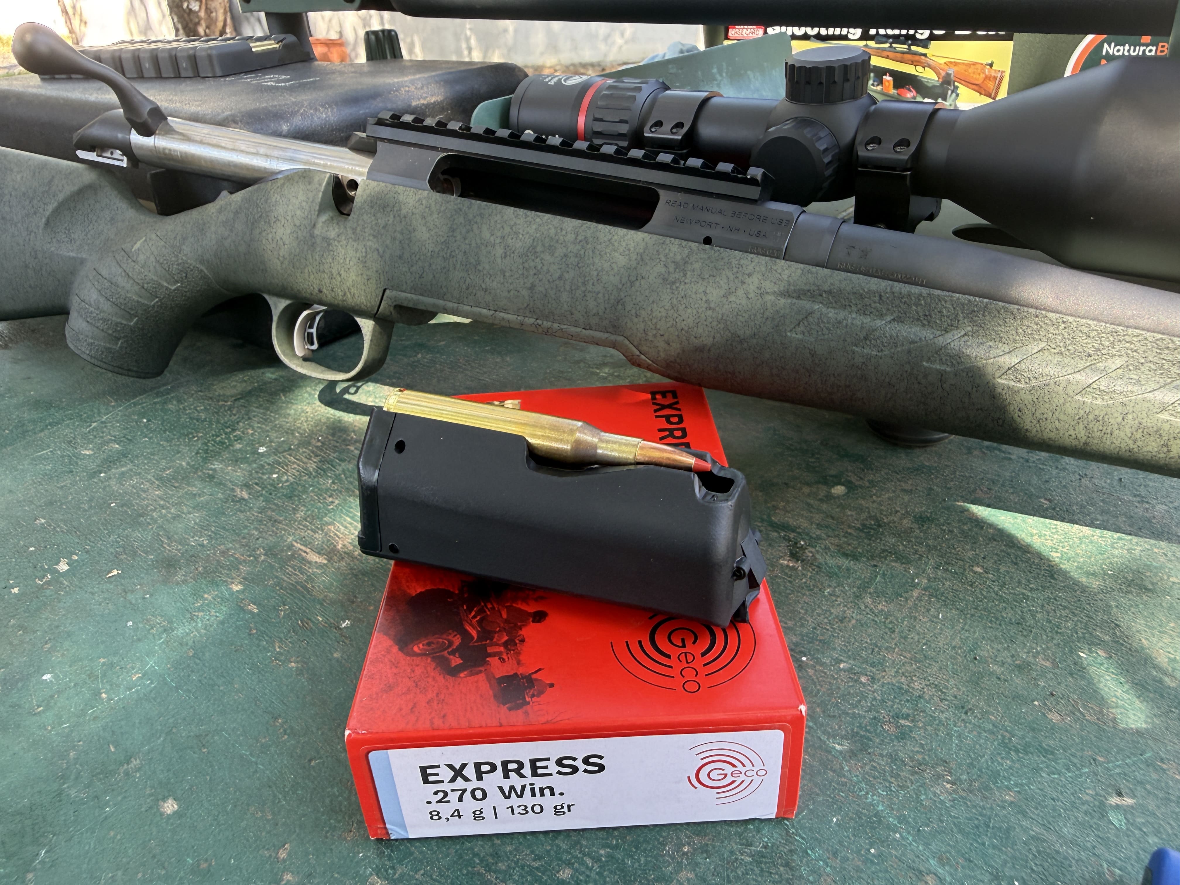 Le chargeur amovible en polym�re de 3 coups et la Geco Express .270 Win de 130 gr (8,4 g), qui a servi de munition de test. Alimentation simple, robuste et sans accroc.