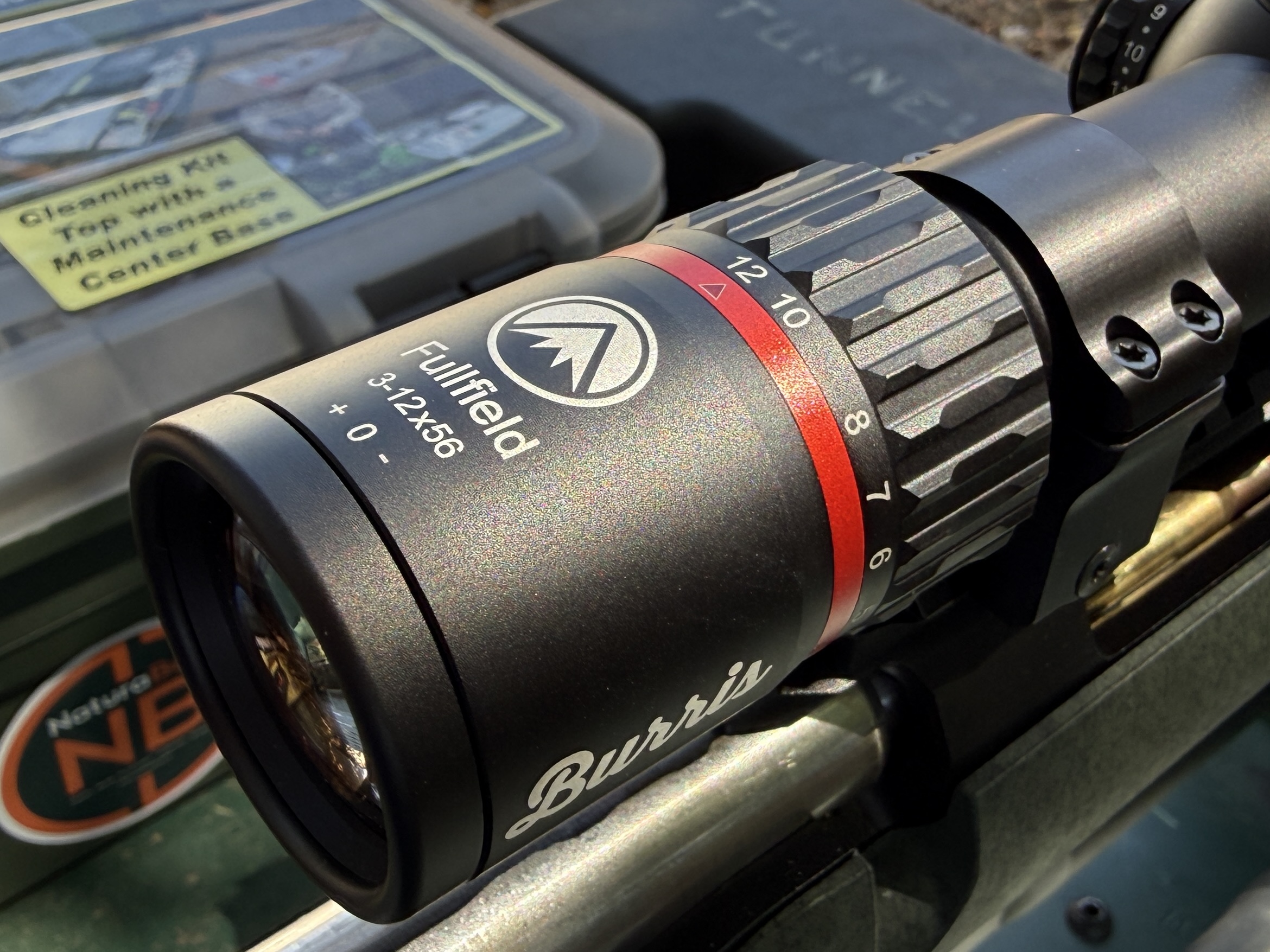 La Fullfield IV 3-12x56i privil�gie la luminosit� et le confort d'observation, au prix d'un encombrement sup�rieur � celui d'une 42 ou 50 mm.