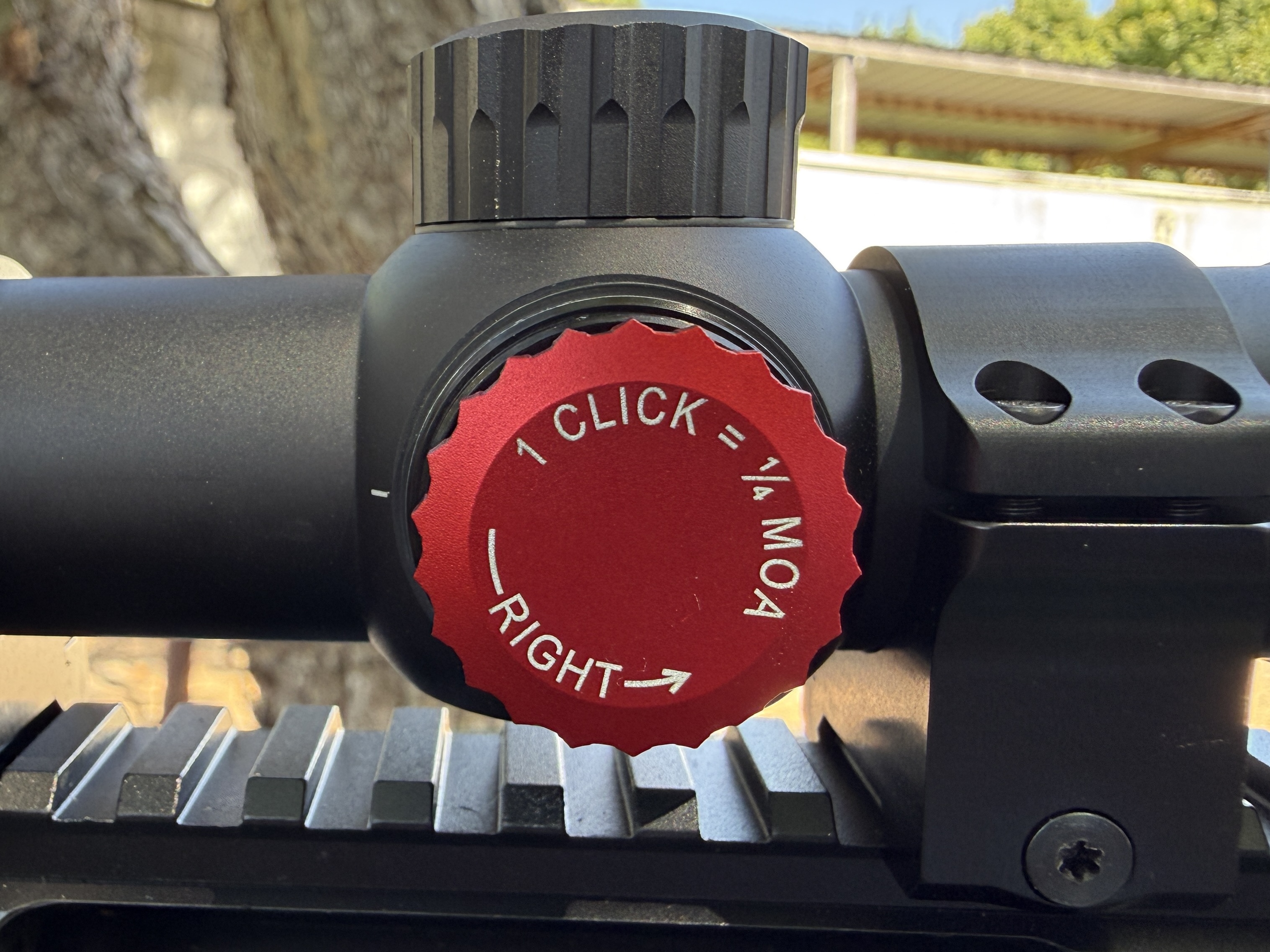Les r�glages des tourelles s'effectuent au quart de MOA par clic.