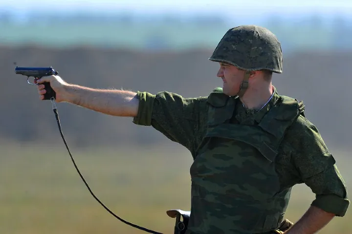 Soldat russe s'entra�nant au tir. Le pistolet Makarov reste encore en service aujourd'hui.
